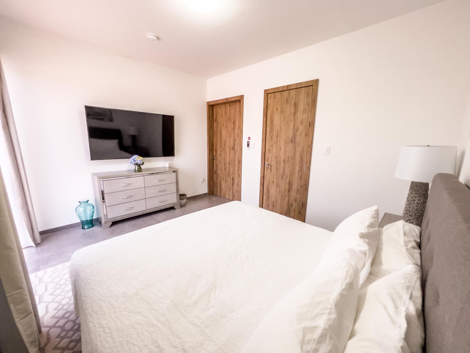 Comfy Bedroom of the Villa in Noord Aruba - Bright and airy bedroom with large windows for natural illumination - Smart TV and Netflix - Ensuite Bathroom
