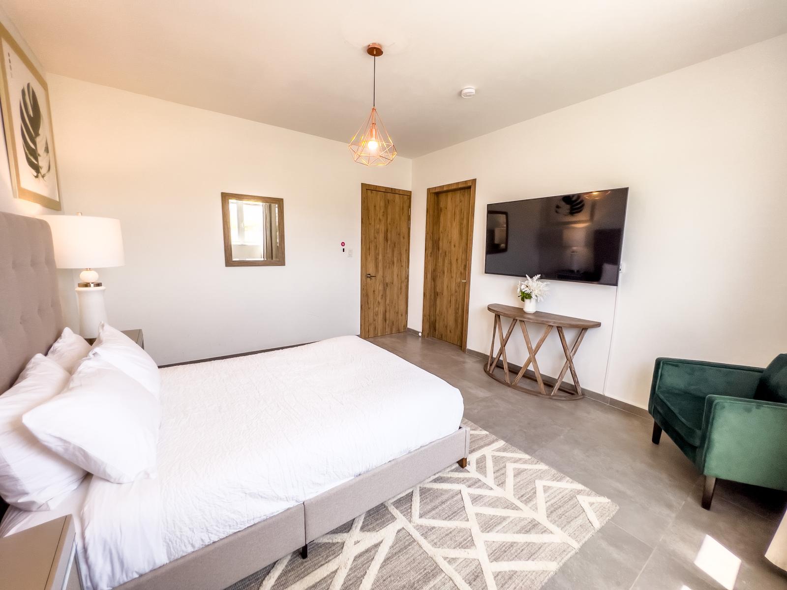 Modern Bedroom of the Villa in Noord Aruba - Ensuite Bathroom - Cozy King size bed and comfy sofa - Smart TV and Netflix - Elegant decor and beautiful chandelier
