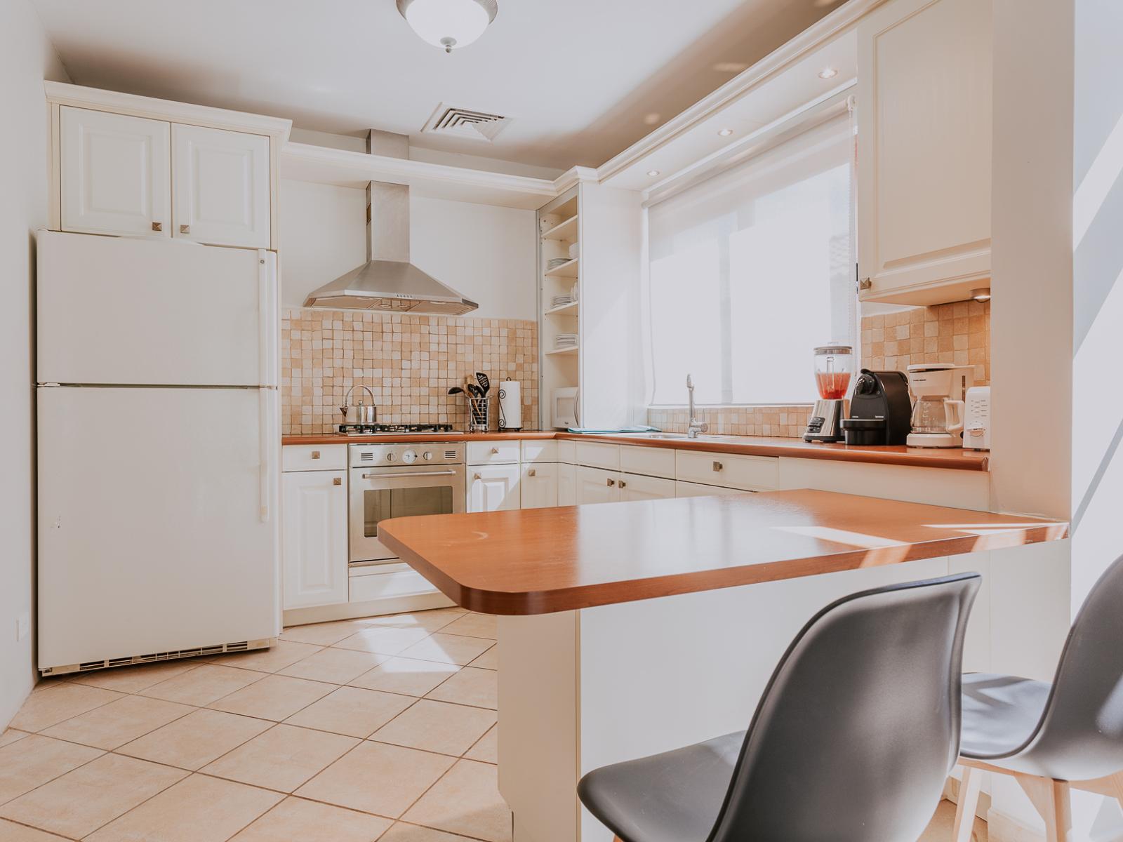 Panoramic Luxury and fully equipped Kitchen of the 3BR house in Noord Aruba - Availability of all kitchen accessories - Ample amount of storage - Beautiful lighting scheme - Beautiful 2 high chairs available - Elegant decor