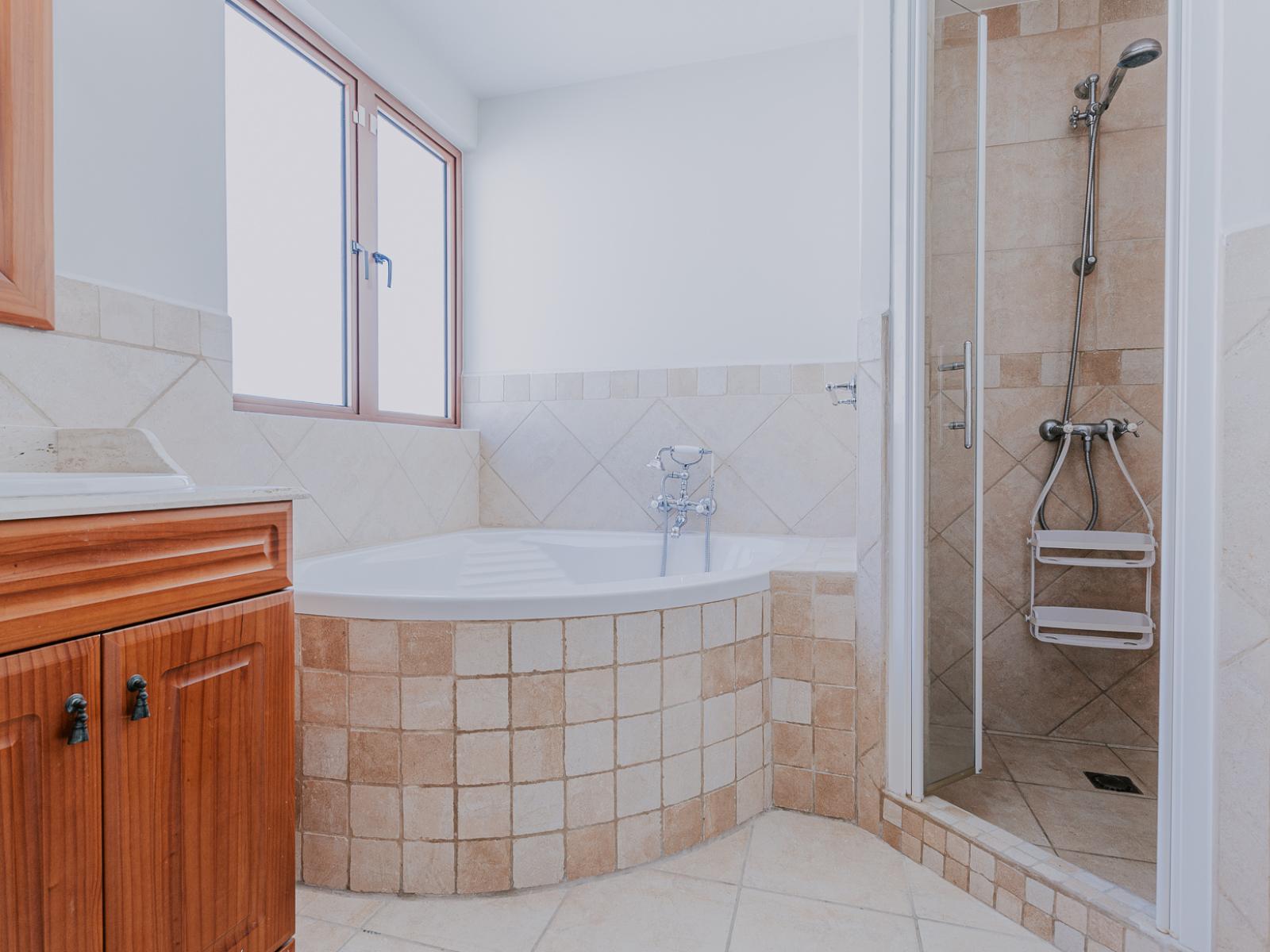 Exclusive Bathroom of the 3BR house in Noord Aruba - Neat and clean toilet seat - Great lighting - Beautiful Vanity with large size wall mirror - Availability of all Bathroom amenities - Separate Shower and Bathtub area