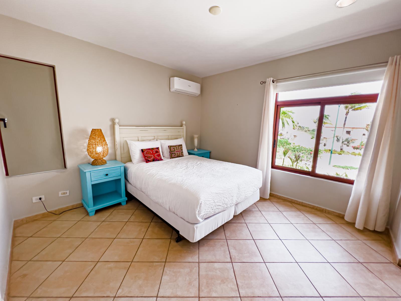 Glamourous Bedroom of the 3BR house in Noord Aruba - Cosy King size Bed - Stunning large window of the bedroom with mesmerising views  - Majestic table Lamps - Elegantly decored room - Relaxing ambiance - Superbly and thoughtfully designed room