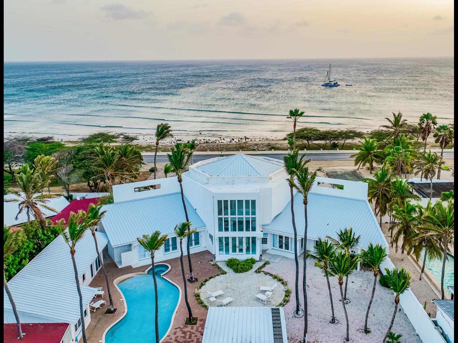 Lavish Ocean front villa in Noord Aruba  - Palm Beach - Exuding grandeur through intricate details and careful aesthetics - Mesmerizing Ocean Views - A picturesque avenue boasting timeless beauty