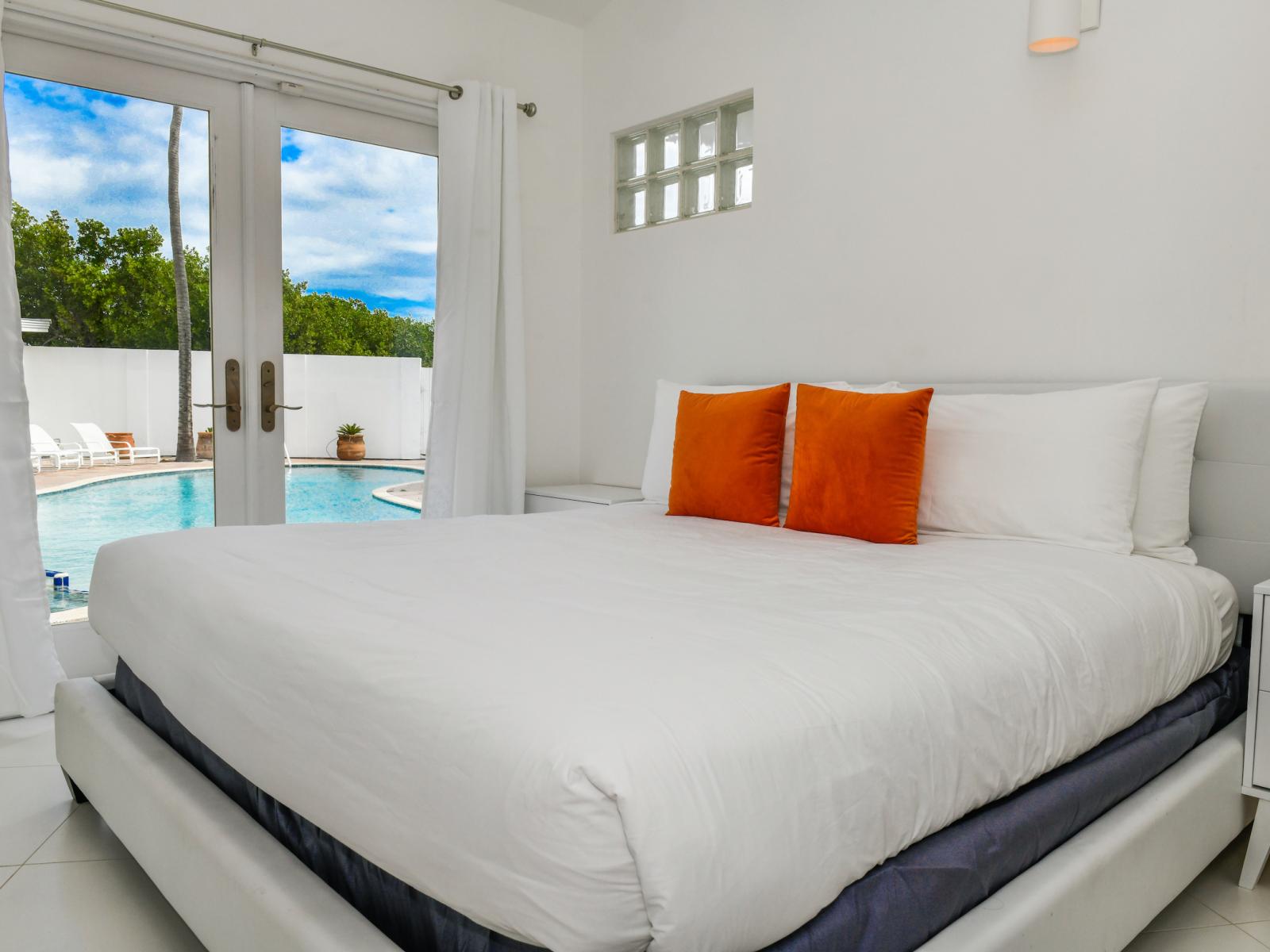 Elegant Bedroom of the Villa in Noord Aruba - Comfy king Size Bed - Minimalist decor, creating a clean and uncluttered sleeping space - Ensuite Bathroom - Access to Pool Area