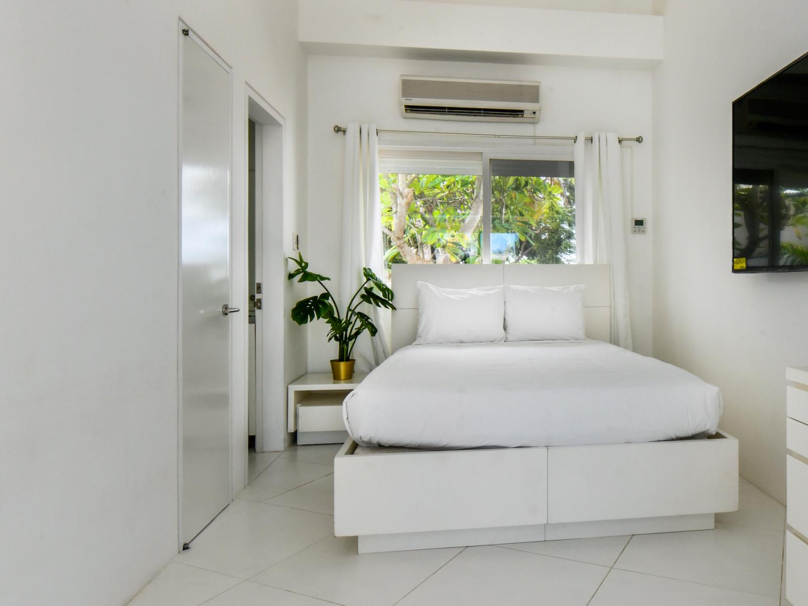 Lush Bedroom of the Villa in Noord Aruba - Smart TV and Netflix - Spacious bedroom offering comfort and style - Queen Size Bed -  Ensuite Bathroom