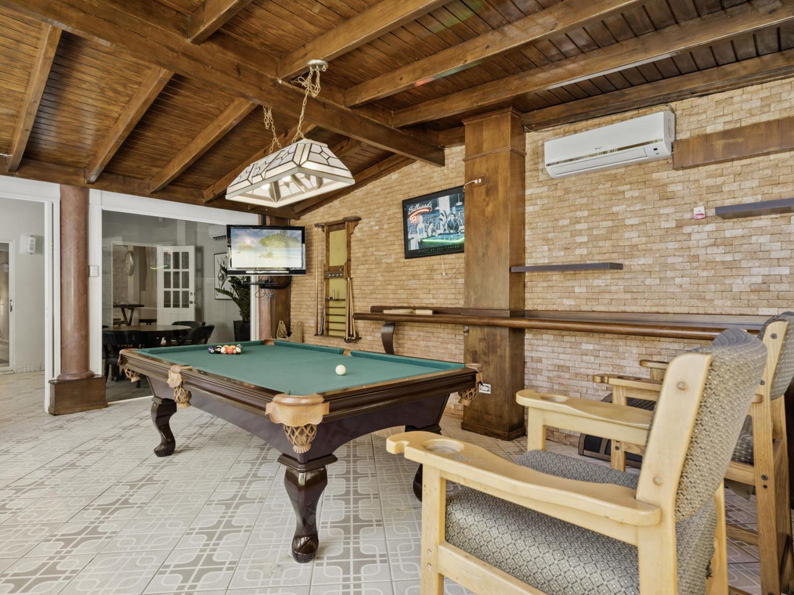 Level up your pool game in the 'Rock' apartment with a backyard view! 🎱 Enjoy the thrill of sinking shots while surrounded by nature's beauty. Whether you're a seasoned player or just looking for some leisurely fun, this is the perfect setting to relax.