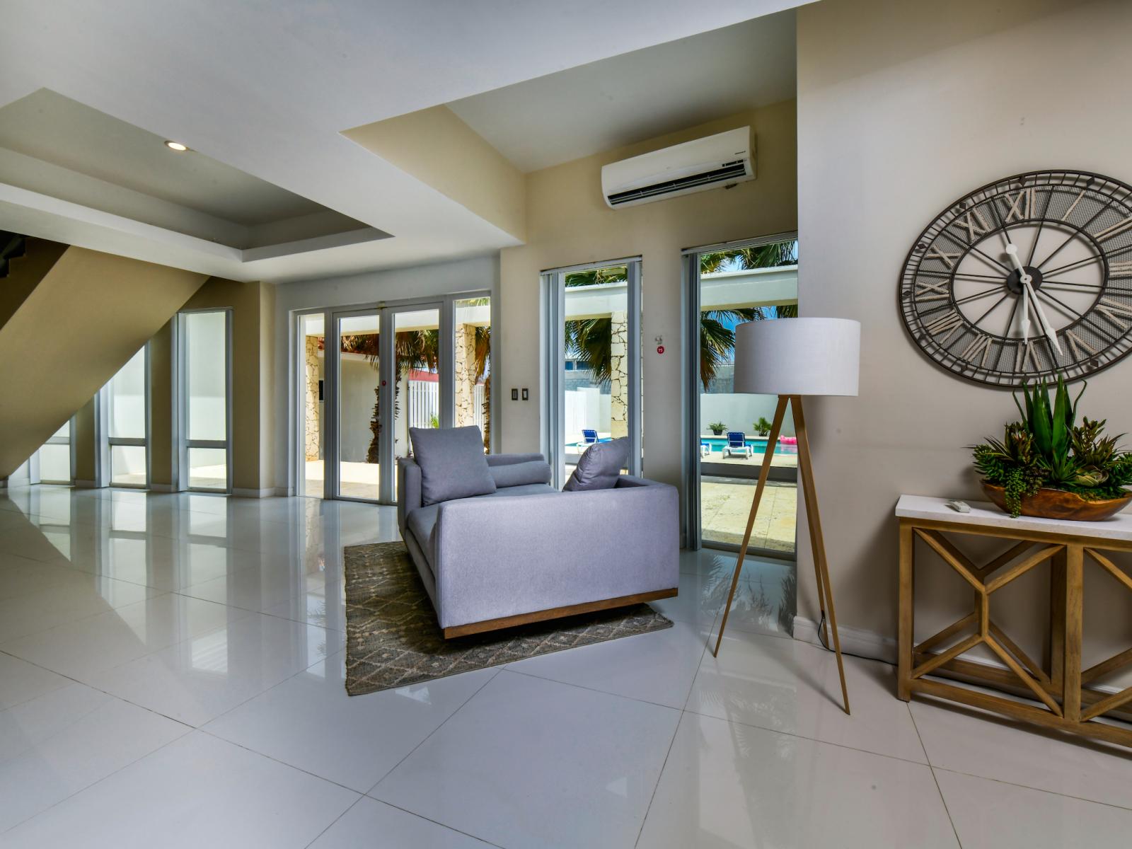 Spacious living of the villa in Noord Aruba - Smart TV and Netflix - Flexible seating arrangements for diverse use - Access to outdoor dining options for added versatility