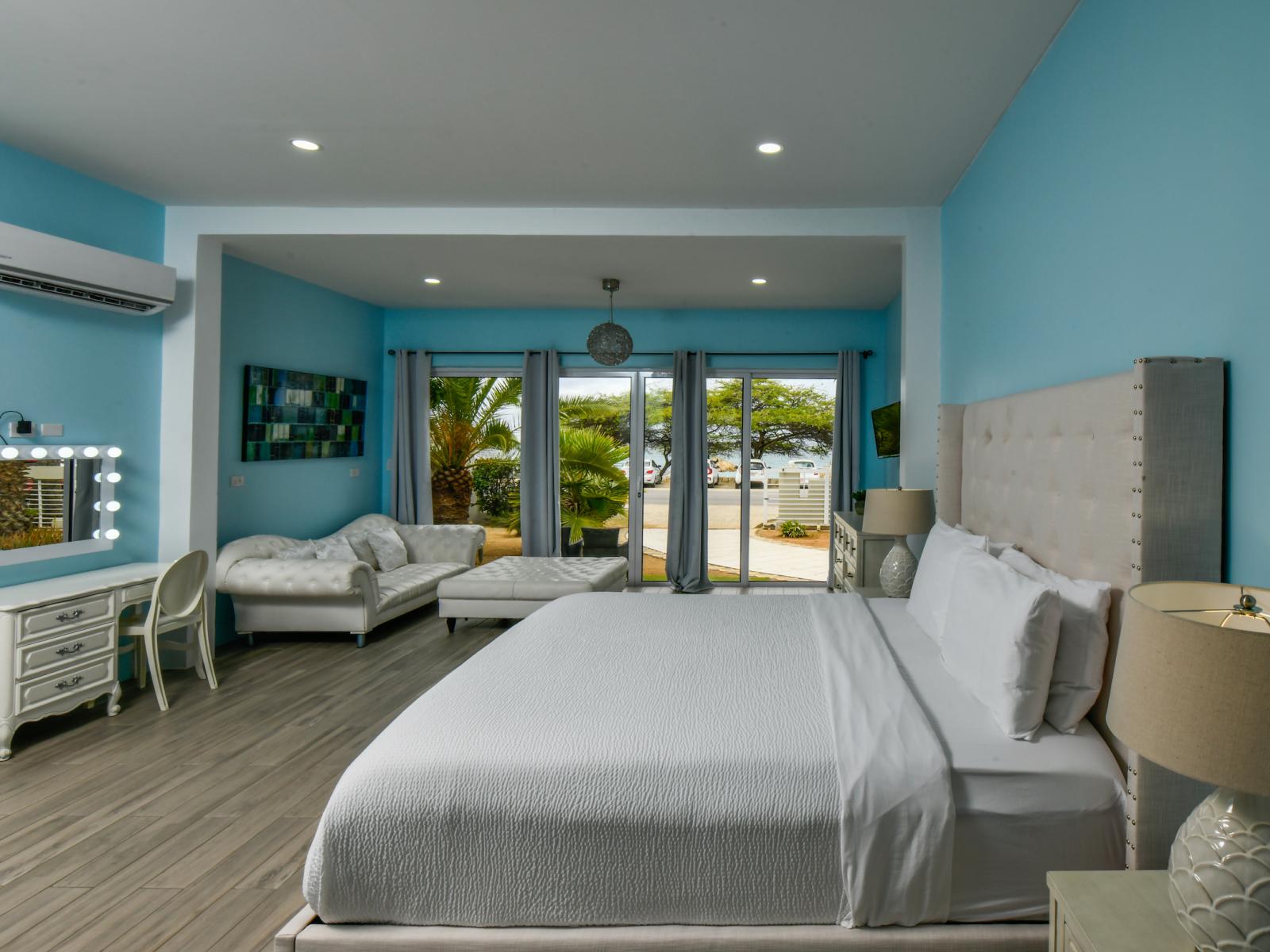 Phenomenal Bedroom of villa in Noord Aruba - King size comfy bed - Smart TV and Netflix - Bedside window with Spectacular view - Elegant Table Lamps - Then Bathroom