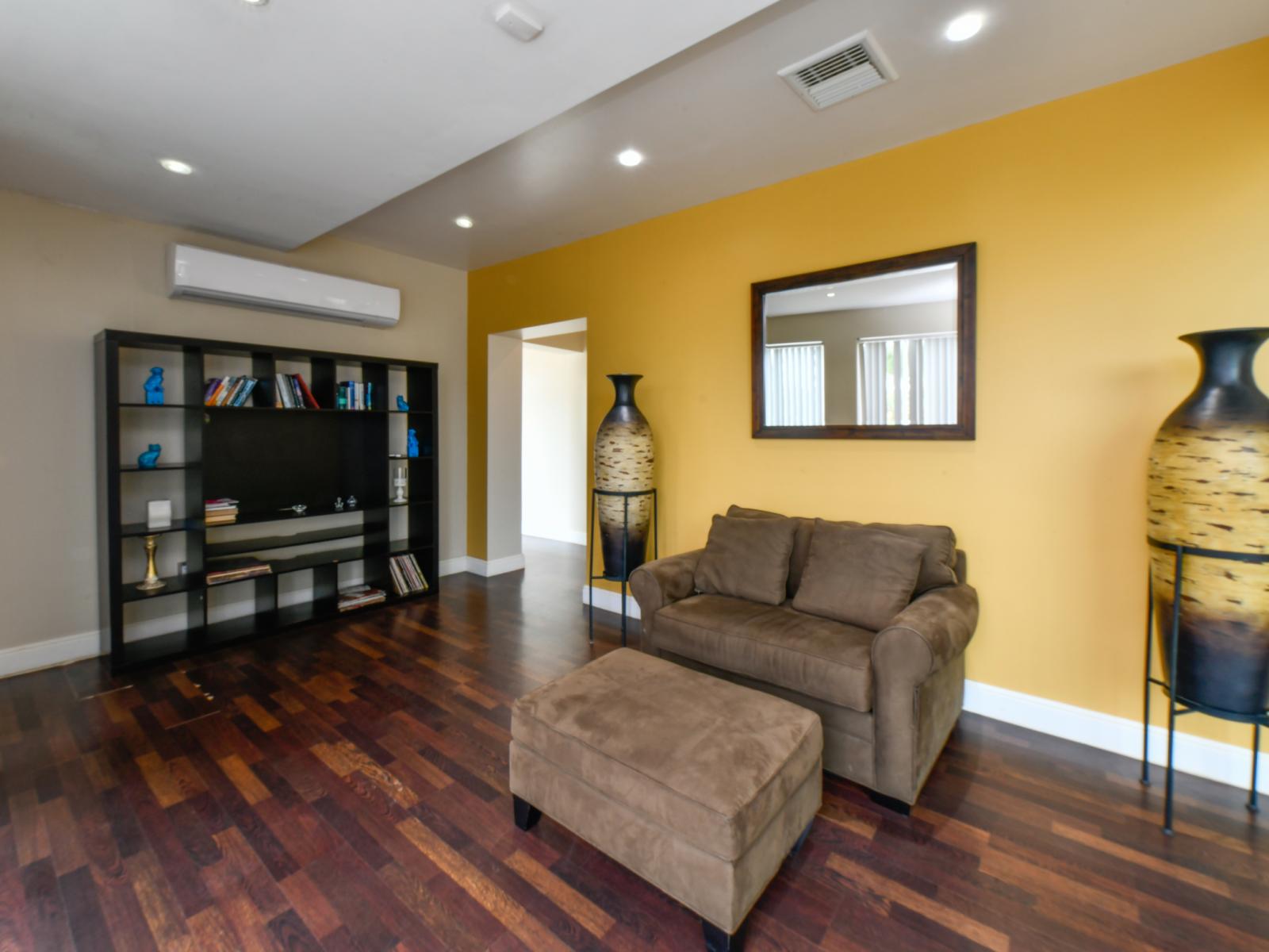 Lofty sitting Area of the villa in Noord Aruba - Relax and read books - Stylish furniture arrangement providing comfort and a cohesive look - Harmonious color scheme with pops of accent colors for visual interest