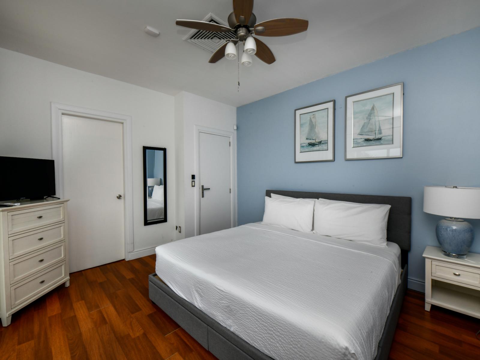 Bedroom with King bed, tv and access to the balcony that overlooks the ocean