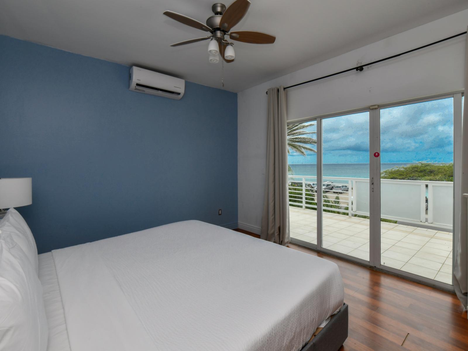 Bedroom with King bed, tv and access to the balcony that overlooks the ocean