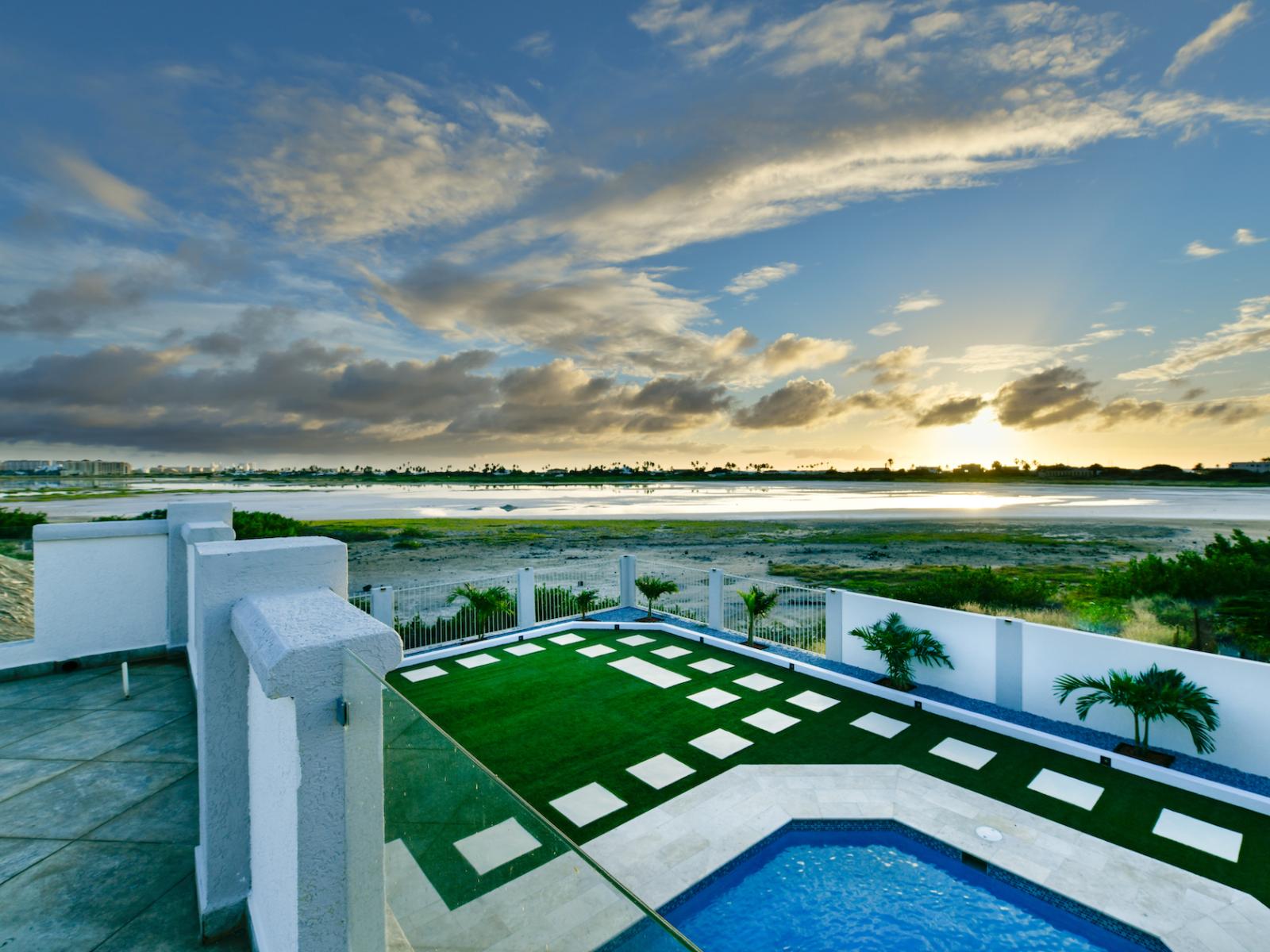 Ritardando rooftop terrace of the 3BR House in Noord Aruba-Stunning Ocean views - Breathe fresh air with our thoughtfully placed green companions - Amazing sunset views