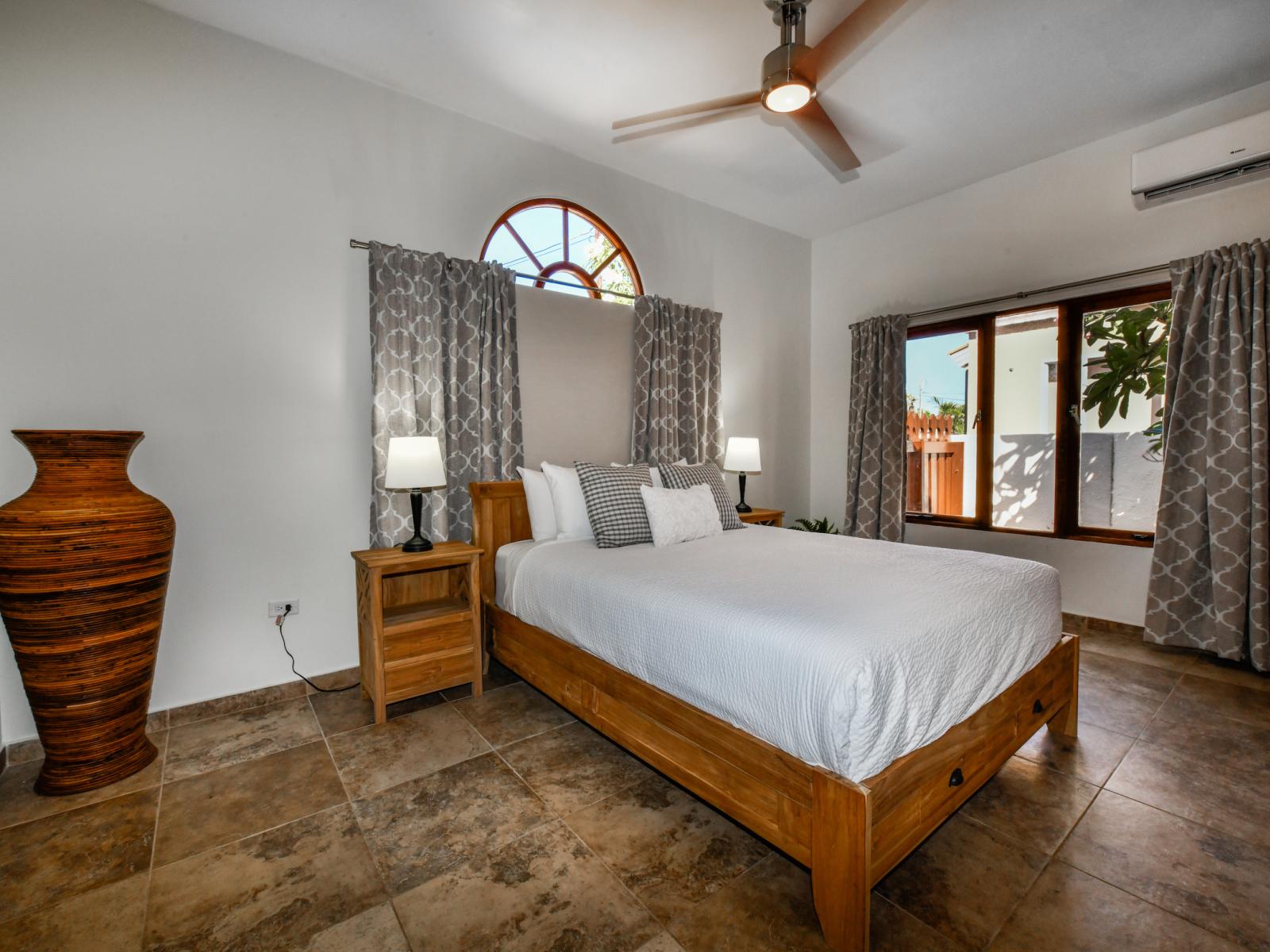 Cozy bedroom of the 3BR House in Noord Aruba - Comfy king size bed - Minimalist decor, creating a clean and uncluttered sleeping space - Luxurious bedding for a restful night's sleep