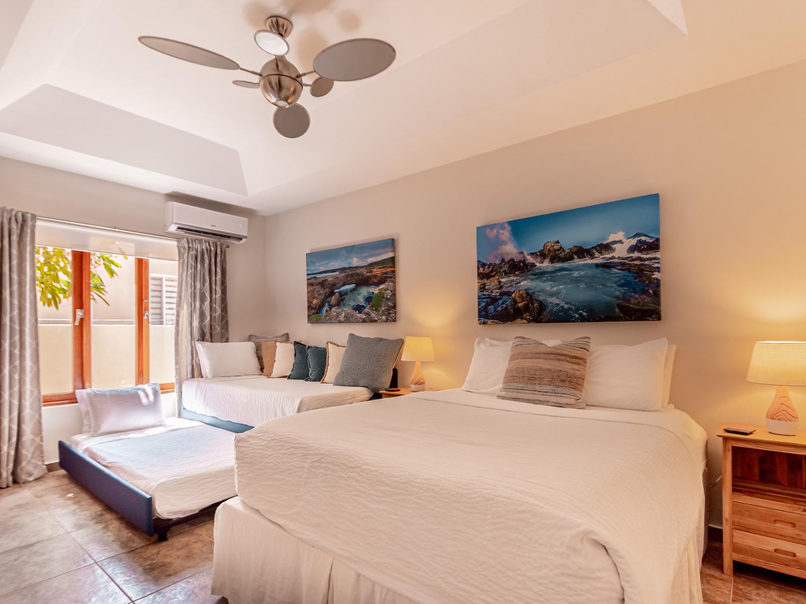 Elegant bedroom of the 3BR House in Noord Aruba - Comfy beds - Elegantly designed room - Beautiful painted walls with decoration - Majestic table lamps - Neat and clean linen - Large windows with beautiful views - TV and Netflix available