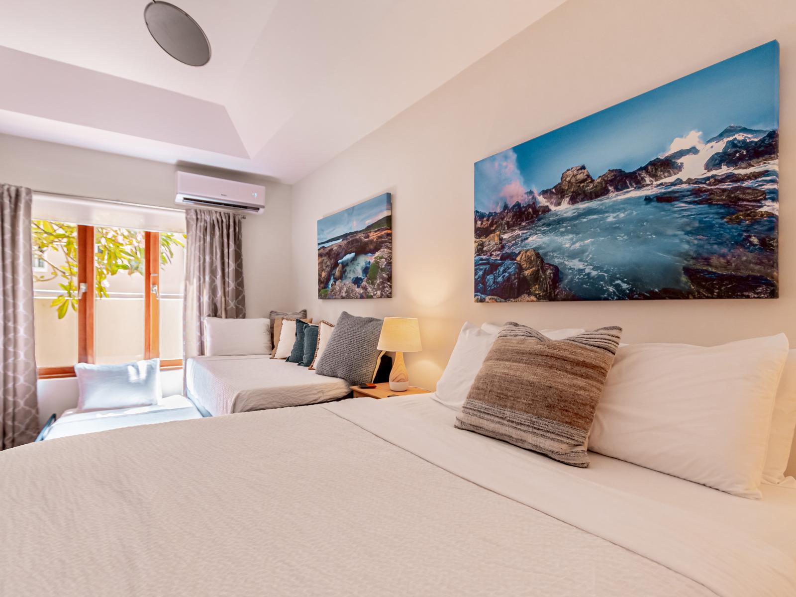 Imposing bedroom of the 3BR House in Noord Aruba - Comfy beds - Elegantly designed room - Beautiful painted walls with decoration - Majestic table lamps - Neat and clean linen - Large windows with beautiful views - TV and Netflix available