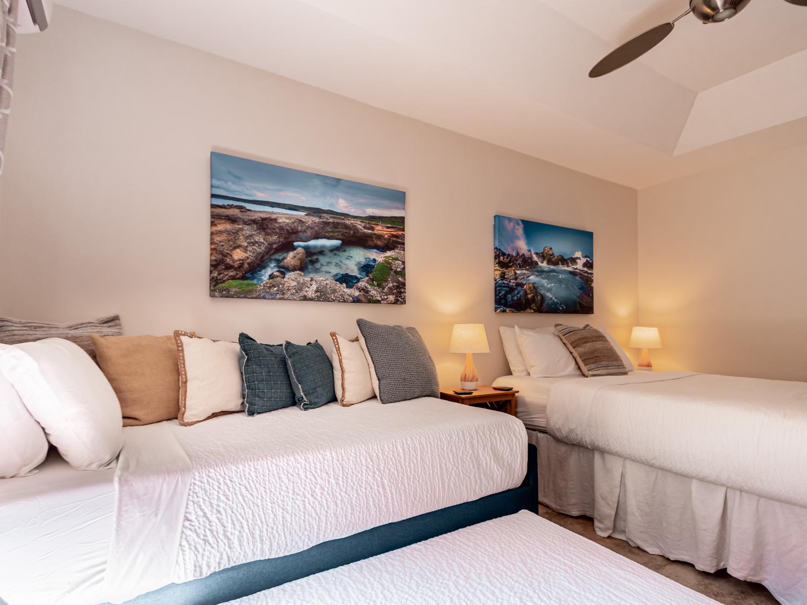 Glamming bedroom of the 3BR House in Noord Aruba - Comfy beds - Elegantly designed room - Beautiful painted walls with decoration - Majestic table lamps - Neat and clean linen - Large windows with beautiful views - TV and Netflix available