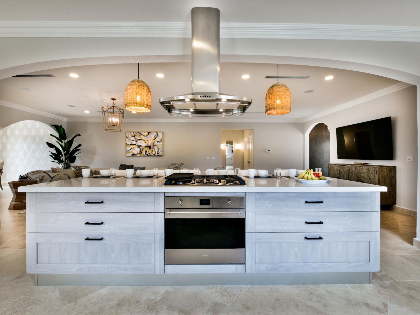 Perfect kitchen of the Villa in Noord Aruba - For spending quality time cooking with family - Elegant and coordinated color palette for a cohesive look - Integrated appliances for a seamless and stylish appearance