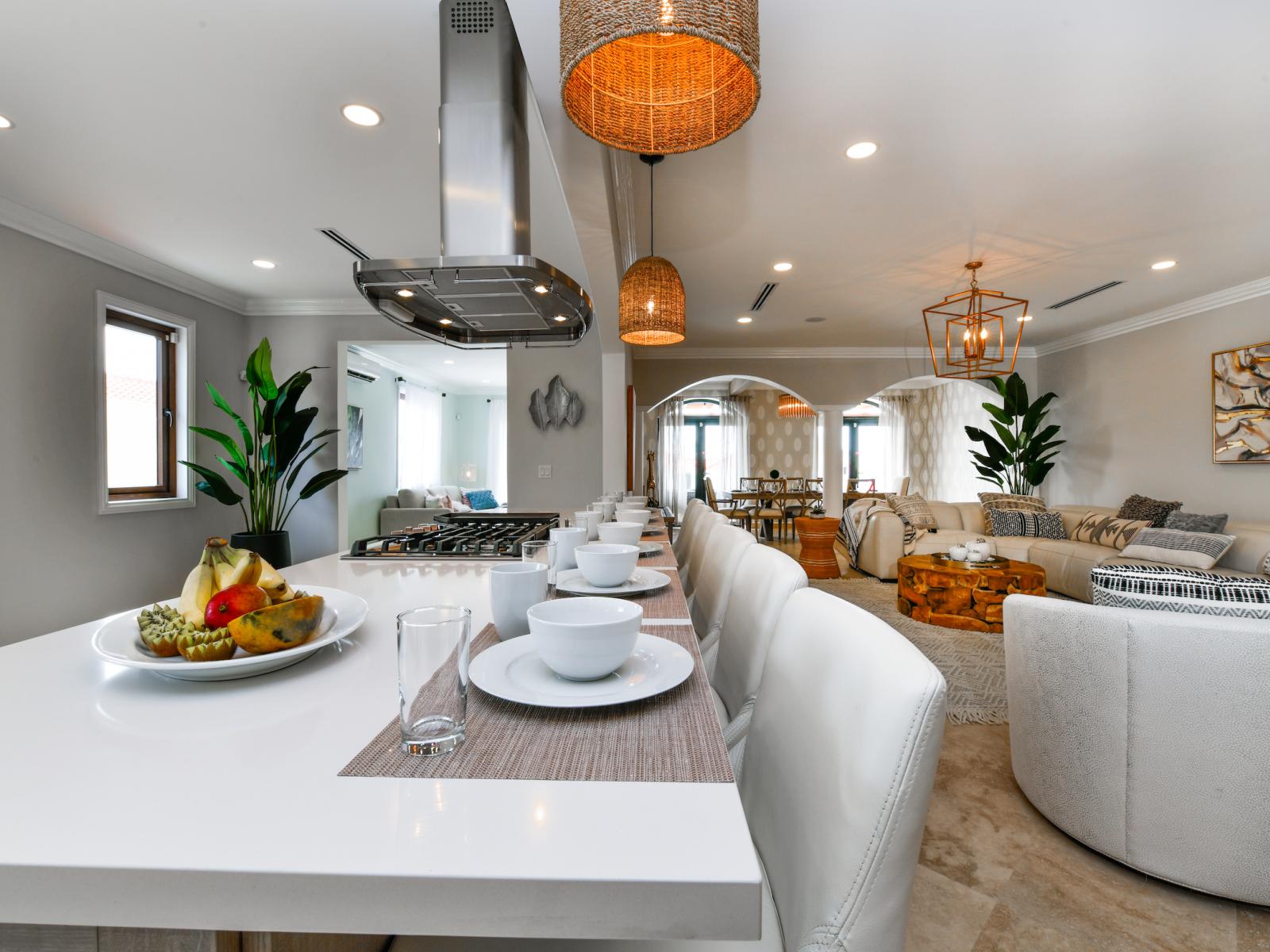 Luxurious Villa in Noord Aruba - Elegant decor and lighting - Various sitting options - Cozy Environment - Breakfast bar with bar chairs