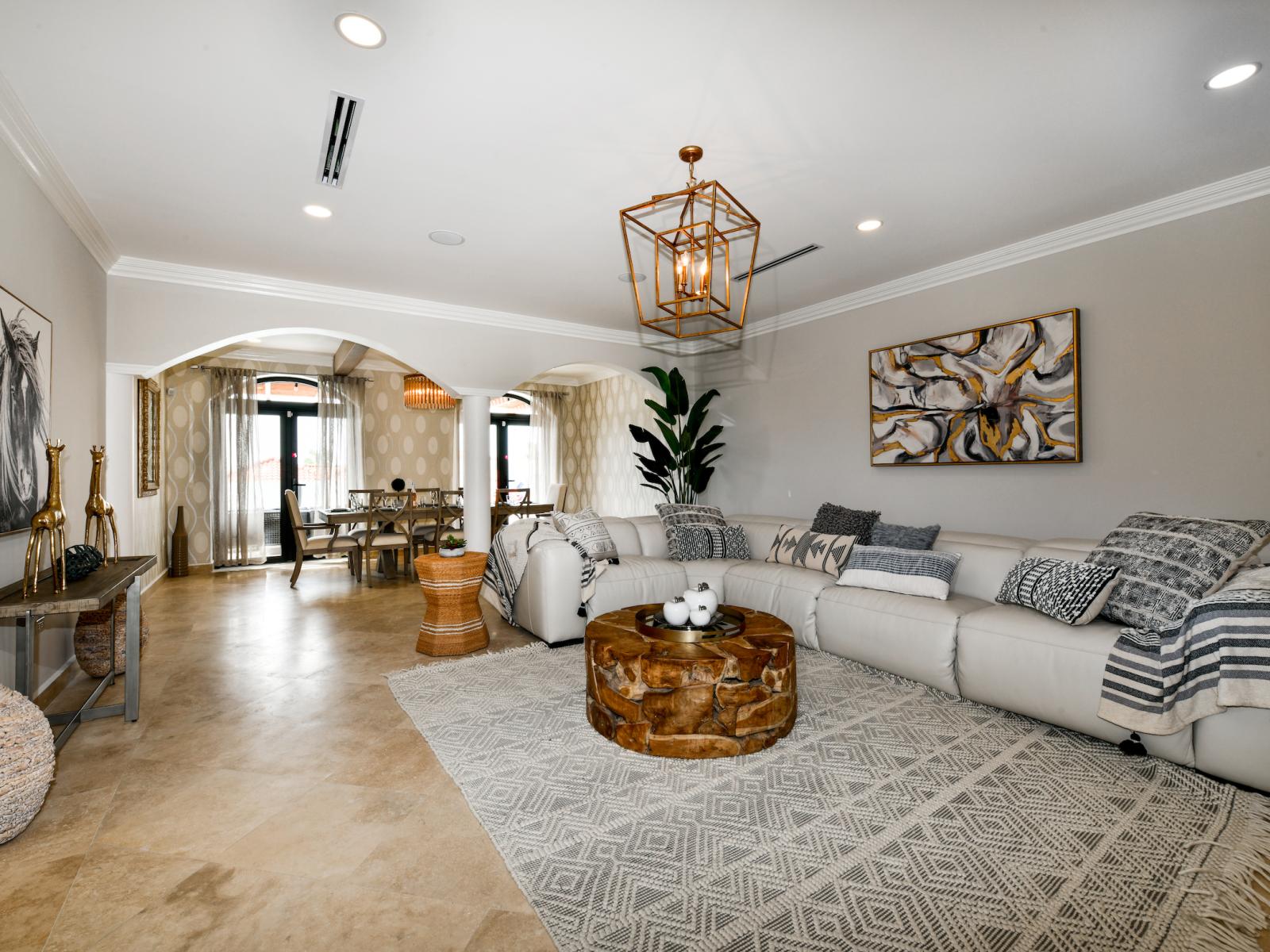 Spacious living Area of the Villa in Noord Aruba - Seating area conducive to relaxation and socializing - Elegant Decor, adding sophistication - Comfy and Cozy Sofas - Elegant chandelier