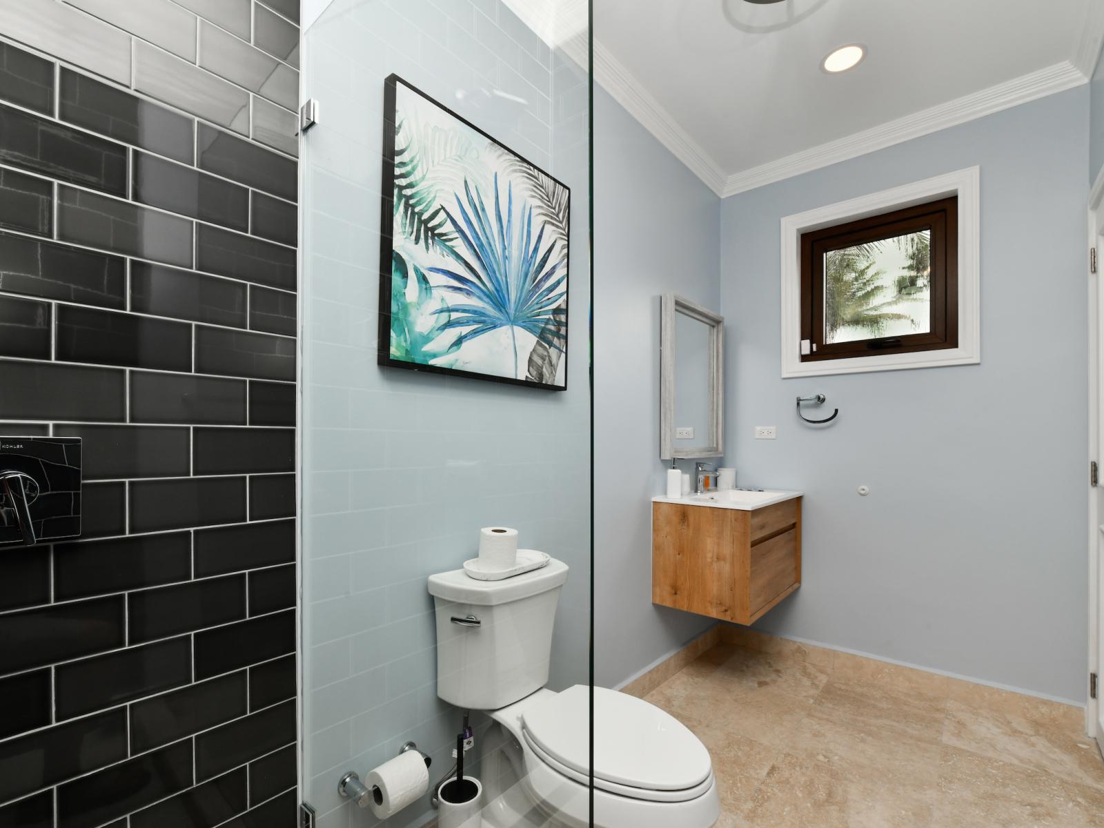 Luxe Bathroom of the Villa in Noord Aruba - Elegant bathroom with luxurious fixtures and finishes - Use of High-end materials - Contemporary fixtures for a touch of indulgence