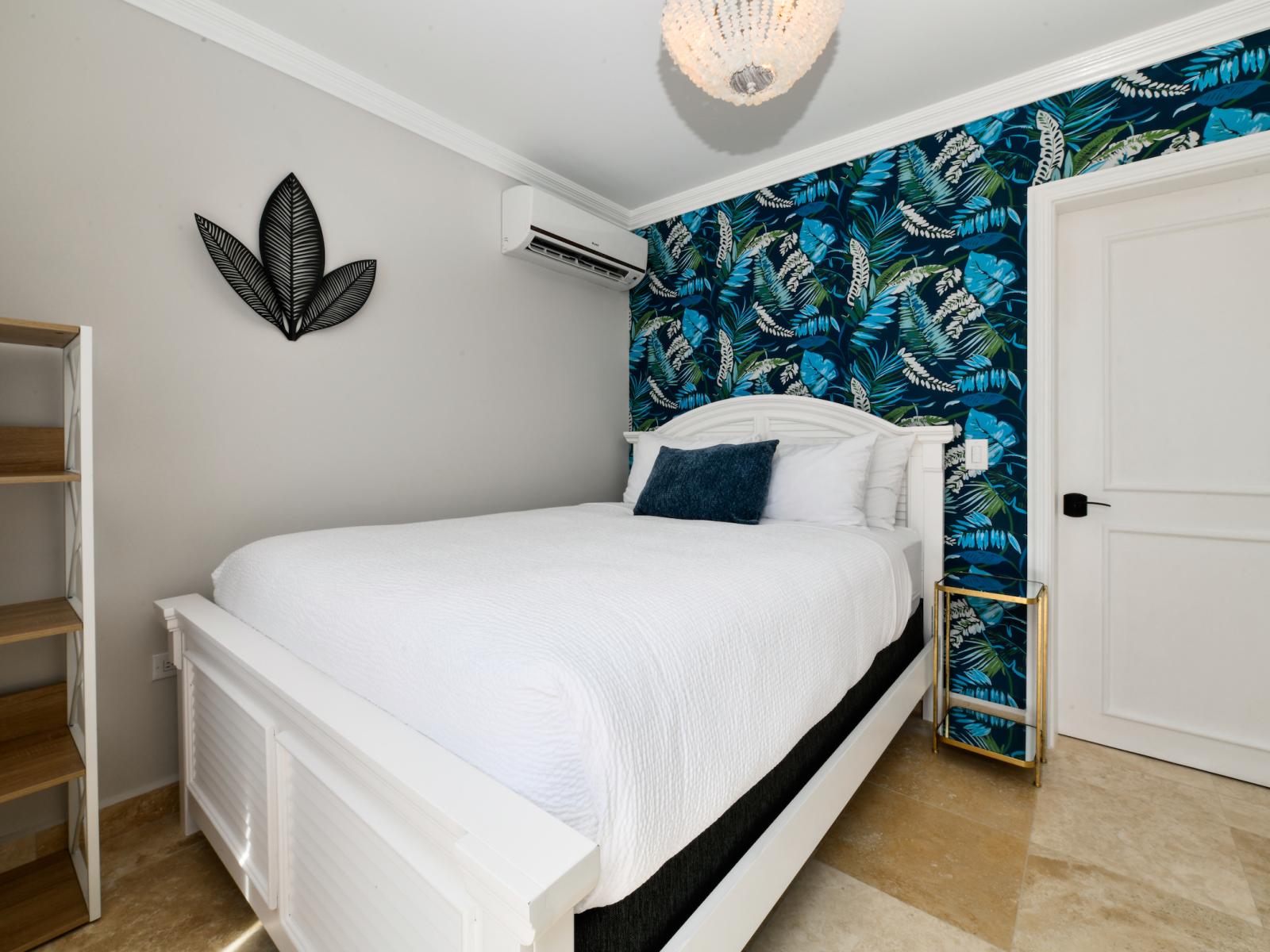 Elegant Bedroom of the Villa in Noord Aruba - Plush Queen size bed - Bedroom with a cozy ambiance, blending comfort and aesthetics - Attached bathroom