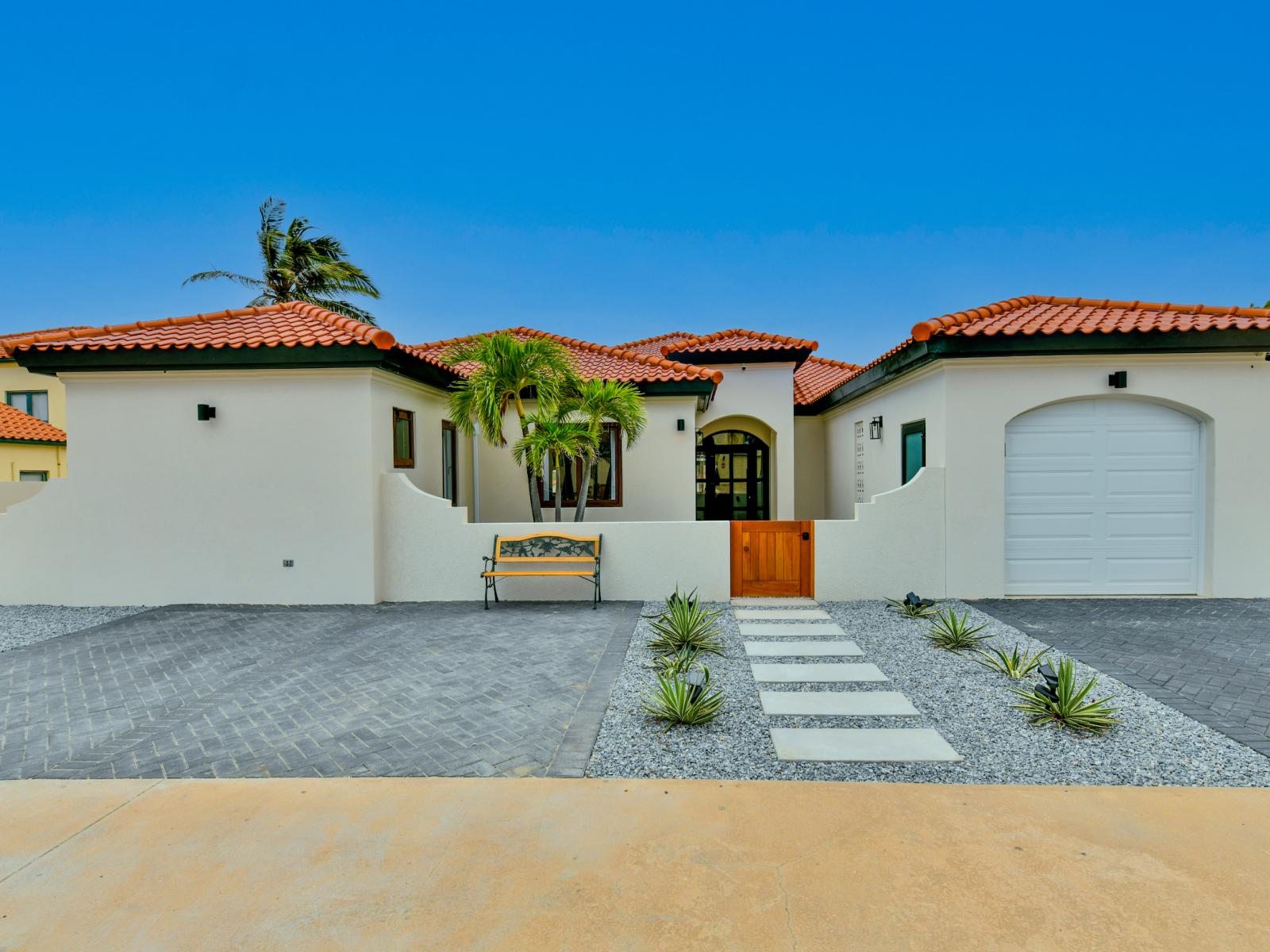 Inviting Villa in Noord Aruba - Front view of the villa - Palm trees and tropical plants enhance the vacation feel - Beautiful space