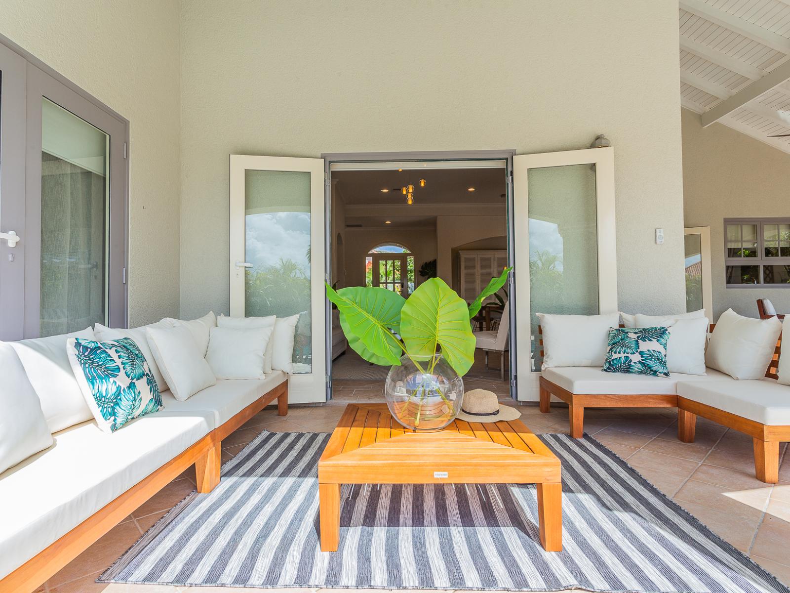 Shaded outdoor lounge area of the Villa in Aruba - Refreshing atmosphere - A place to relax with Friends and Family - Artfully arranged plants for a touch of nature - Comfy sitting