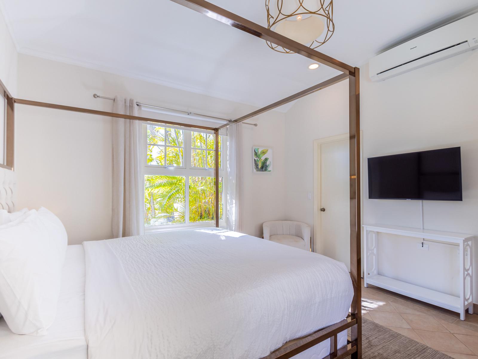 Deluxe Bedroom of the Villa in Aruba - Spacious bedroom offering comfort and style - Smart TV and Netflix - King size comfy bed - Inviting atmosphere