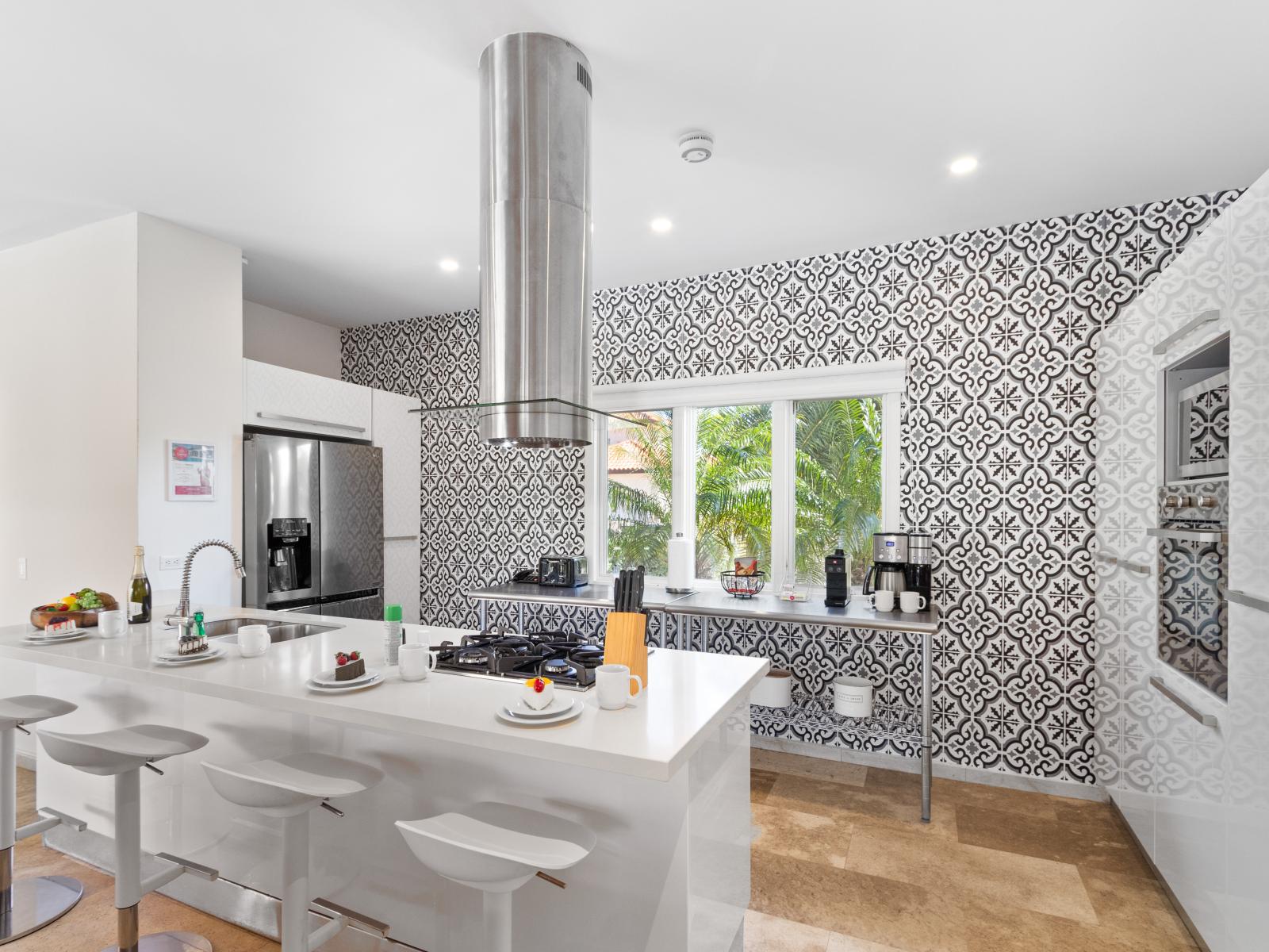 Fully equipped kitchen of the Villa in Noord Aruba - Availability of all kitchen accessories - Large amount of storage - Sufficient space to work according to your ease - Excellent bright space of apartment - Availability of high chairs