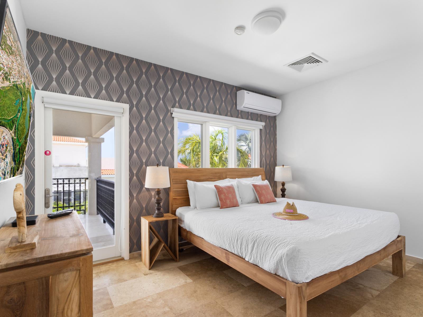 Outstanding bedroom of the Villa in Noord Aruba - Comfy Double bed - Elegantly designed room - Beautiful painted walls with decoration - Majestic table lamps - Neat and clean linen - Large windows with beautiful views - TV and Netflix available