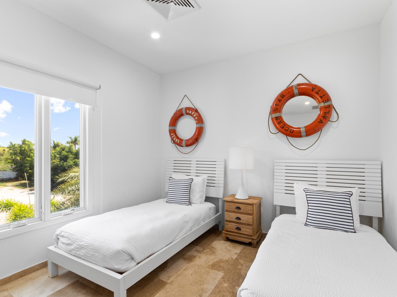 Beautiful bedroom of the Villa in Noord Aruba - Comfy 2 Single beds - Elegantly designed room - Beautiful painted walls with decoration - Majestic table lamps - Neat and clean linen - Large windows with beautiful views