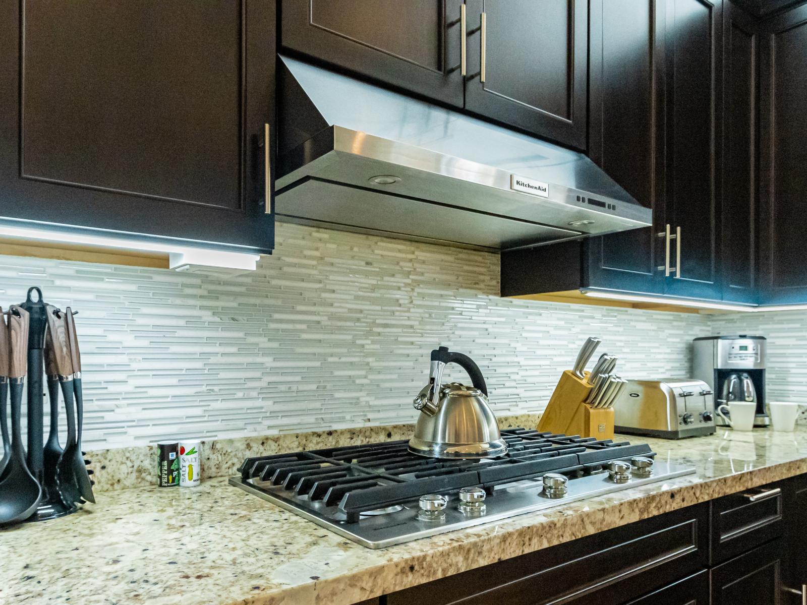 Elevate your culinary experience with sleek stainless steel appliances adorning every corner of our modern kitchen. From gourmet meals to quick snacks, enjoy the convenience and sophistication of top-notch cooking technology at your fingertips.