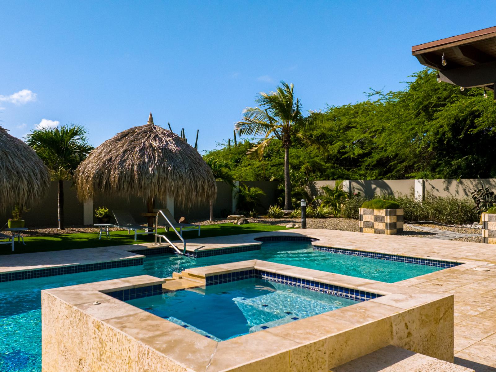 Splendid Pool of the Villa in Noord Aruba - Dive into refreshing poolside escape - Lounge in tranquility by the sparkling waters - Immerse yourself in the cool elegance of our pool - Experience ultimate relaxation in our poolside paradise