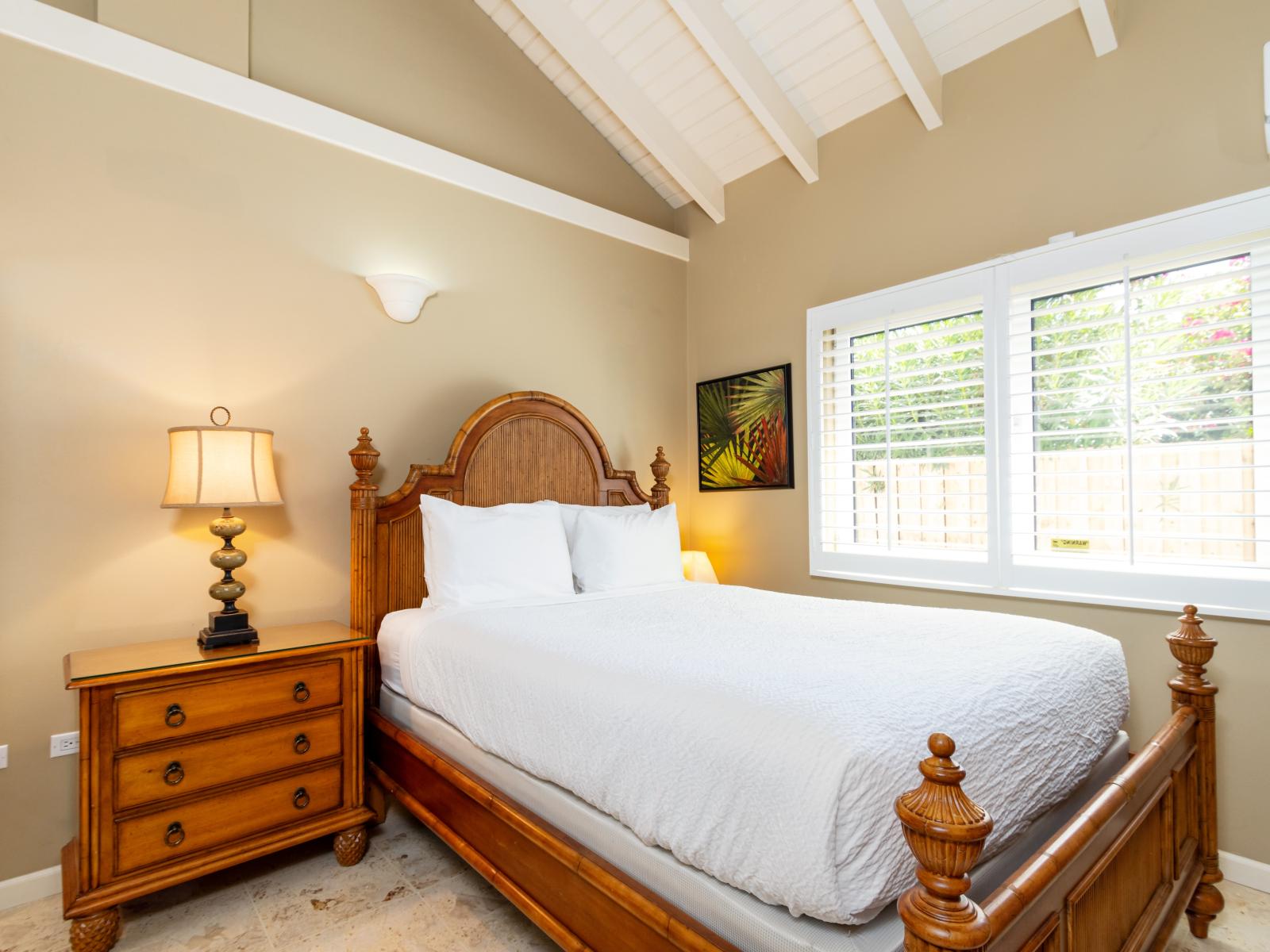 Deluxe Bedroom of the Villa in Noord Aruba - Full Queen Size Bed - Cozy retreat with a plush bed, perfect for relaxation - Lovely outside views - Soft, lighting for a tranquil mood