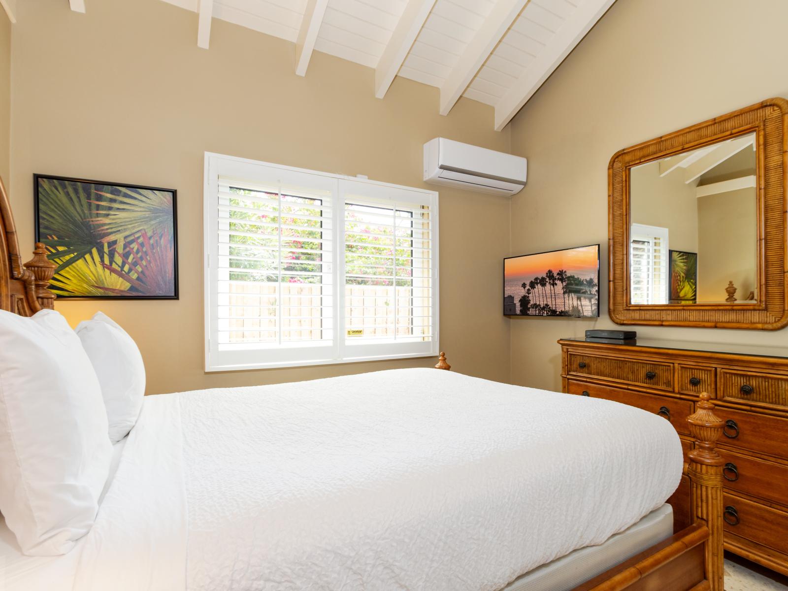 Lofty Bedroom of the Villa in Noord Aruba - Smart TV and Netflix - Cozy retreat with a plush bed, perfect for relaxation - Minimalistic Approach giving clean space to relax