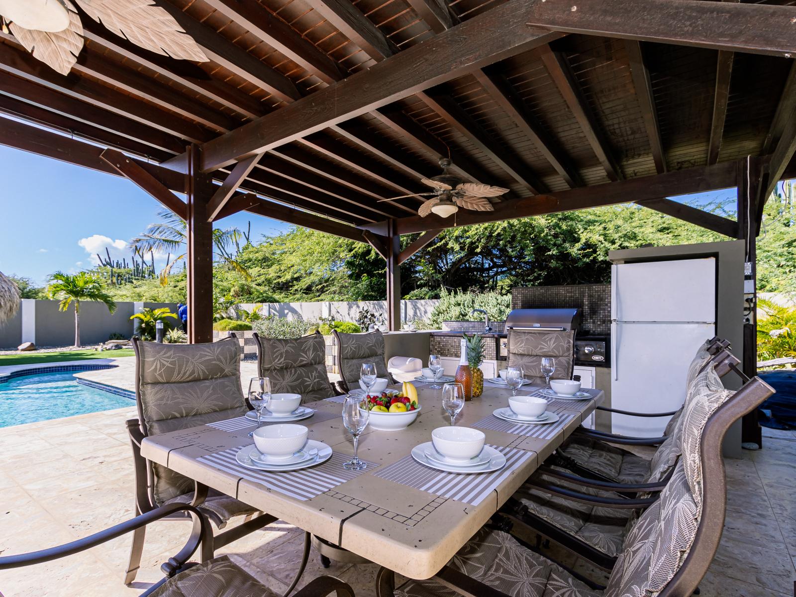 Pleasant Outdoor dining of the Villa in Noord Aruba - 10 Persons dining - Dine al fresco, where every meal becomes a breath of fresh air - Outdoor Kitchen - Elevate your dining experience amidst the beauty of nature and pool views