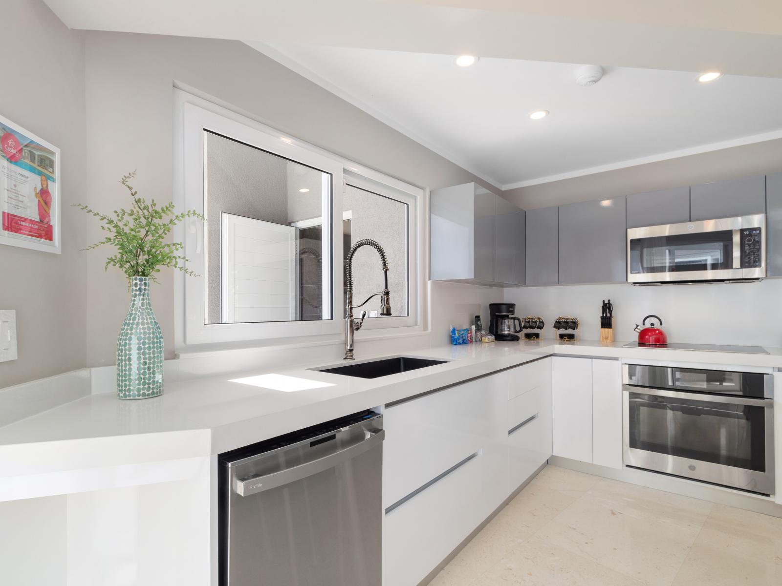 Luxurious Kitchen of the Villa in Noord Aruba - Fully equipped - Stainless steel appliances - Kitchen has a breakfast bar - Bar style High Chairs - Smart use of space with versatile storage solutions