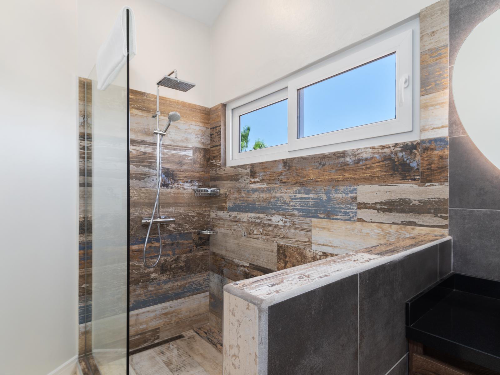 Chic Bathroom of the Villa in Noord Aruba - Walk in shower - Chic Vanity with mirror - Attention to detail, from the elegant tiles to the faucets