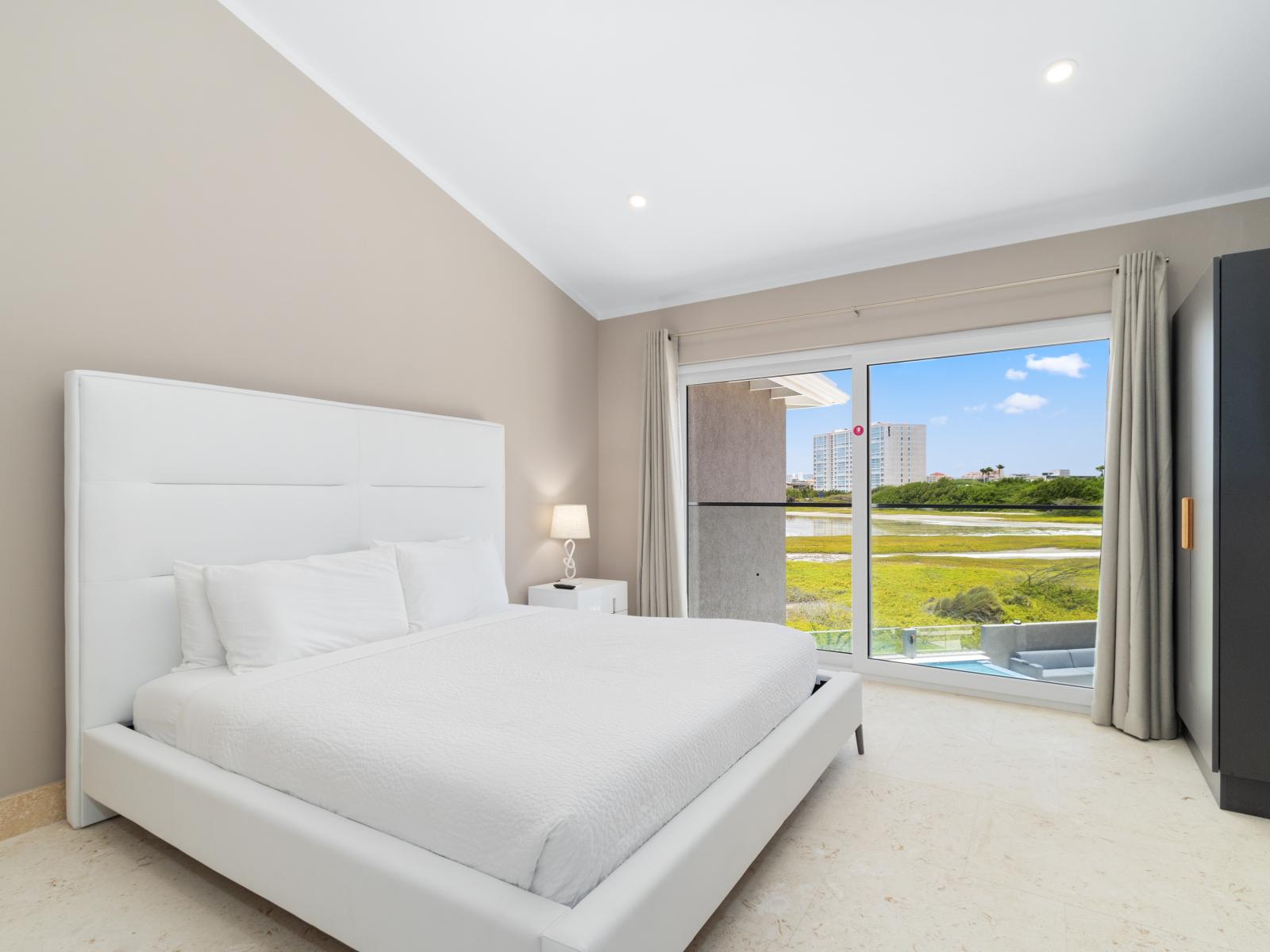 Exquisite Bedroom of the Villa in Noord Aruba - King bed - Smart TV and Netflix - Floor to ceiling Windows with outstanding views