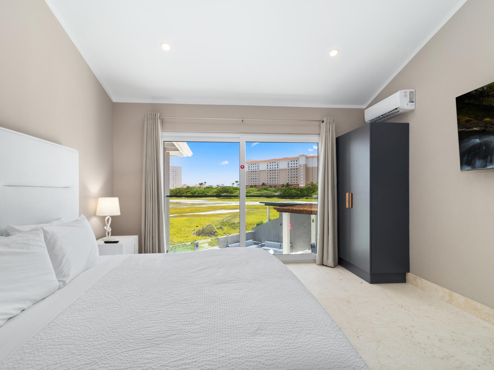 Lush Bedroom of the Villa in Noord Aruba  - Comfy King Size Bed - Floor to ceiling window - Smart TV and Netflix