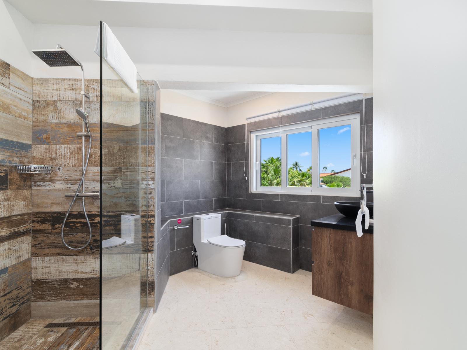 Chic Bathroom of the Villa in Noord Aruba - Walk in shower - Chic Vanity with mirror - Attention to detail, from the elegant tiles to the faucets