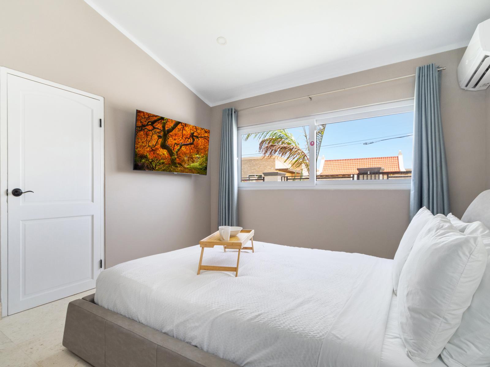 Relaxing Bedroom of the Villa in Noord Aruba  - King size bed - Well-appointed bedroom with neutral tones for a calming atmosphere - Smart TV