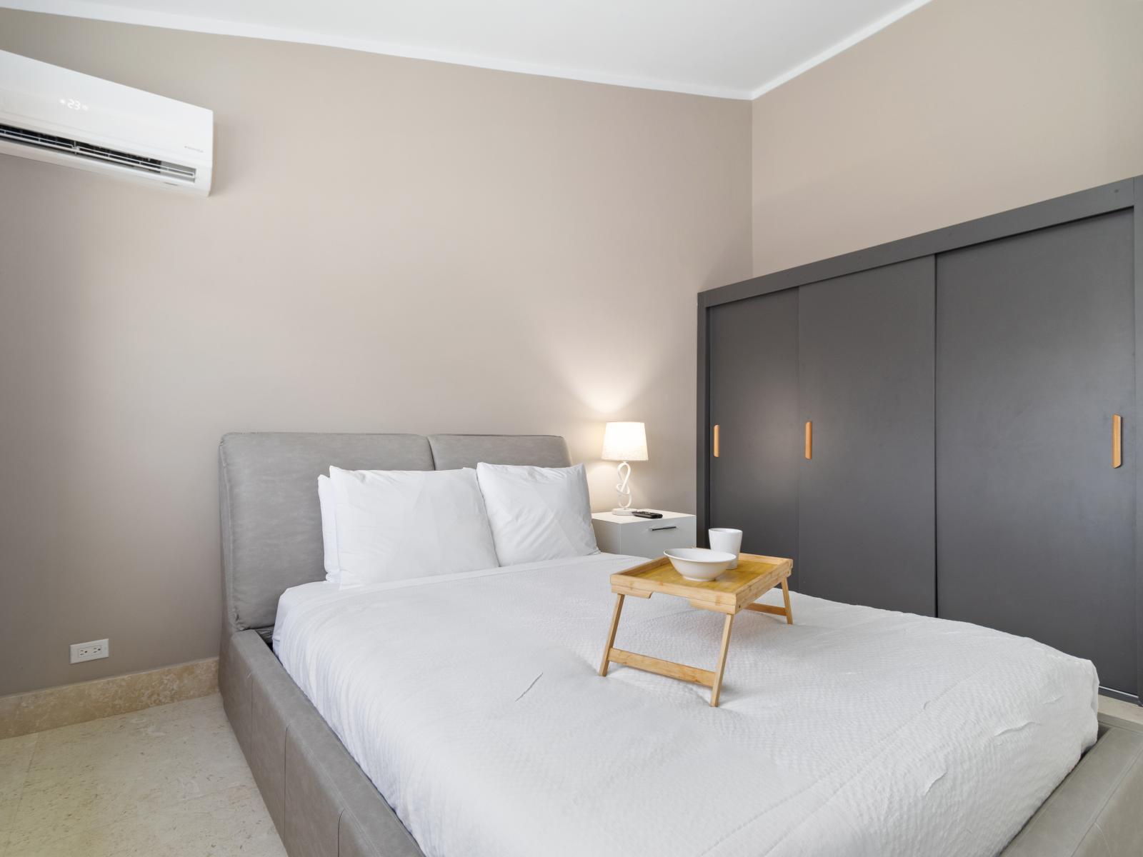 Splendid Bedroom of the Villa in Noord Aruba - Spacious bedroom offering comfort and style - Comfy Queen Bed  - Smart TV and Netflix - Plenty of storage