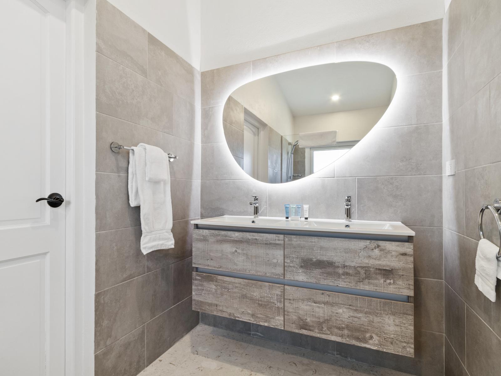 Magnificent Bathroom of the Villa in Noord Aruba - Sophisticated color palette creating a serene ambiance - Contemporary fixtures for a touch of indulgence - Effortlessly stylish with a freestanding vanity and chic accessories