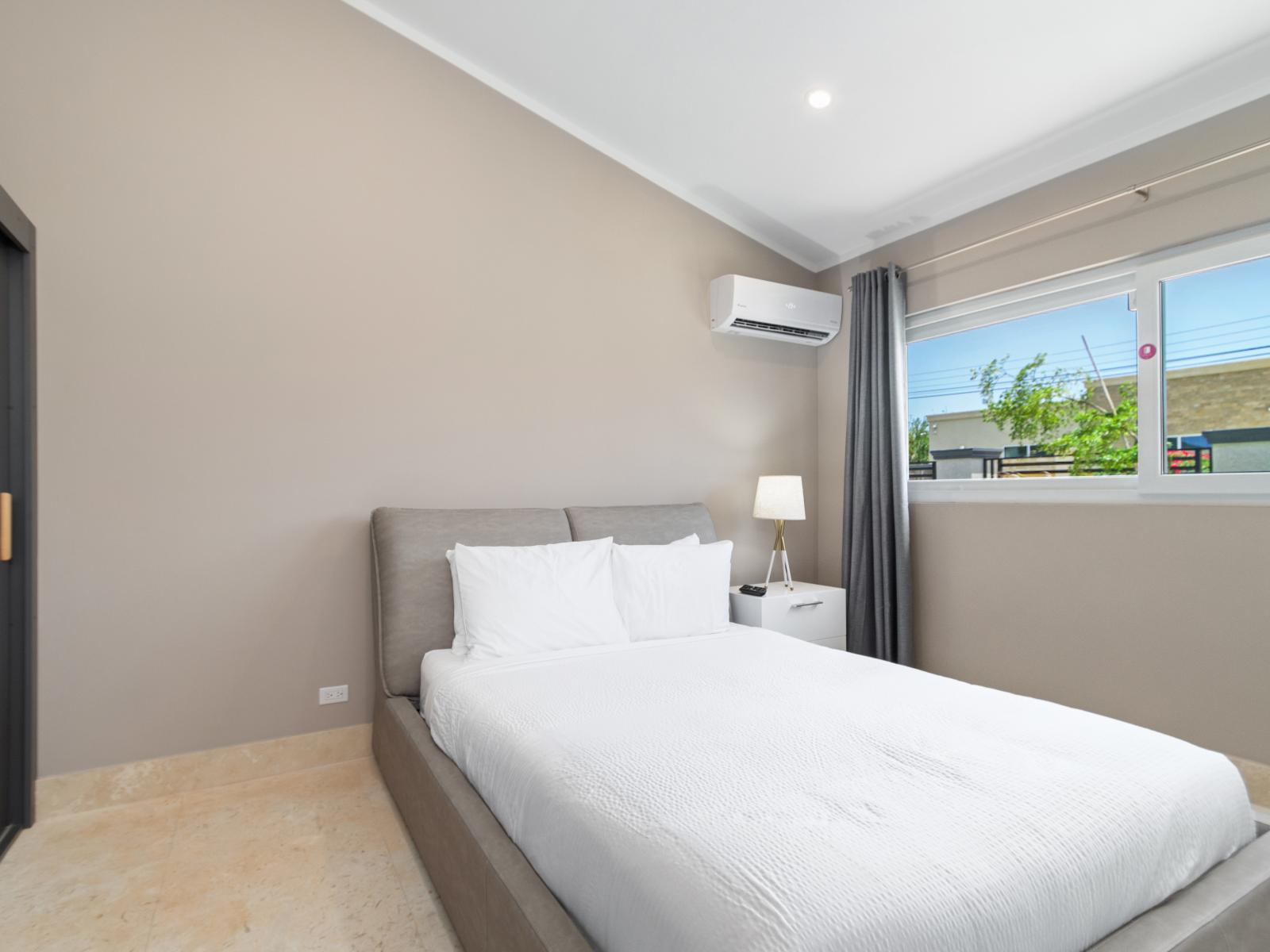 Modern Bedroom of the Villa in Noord Aruba - Queen size bed - Smart TV and Netflix - Cozy retreat with a plush bed, perfect for relaxation