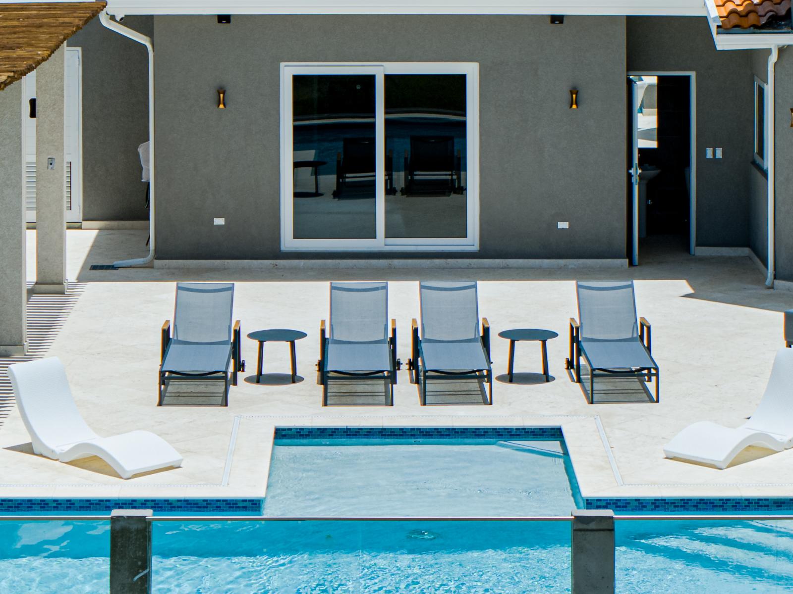 Stunning Pool Area of the Villa in Noord Aruba - Aerial view backyard - Inviting pool area for a perfect getaway - Thoughtful lighting for day and night use