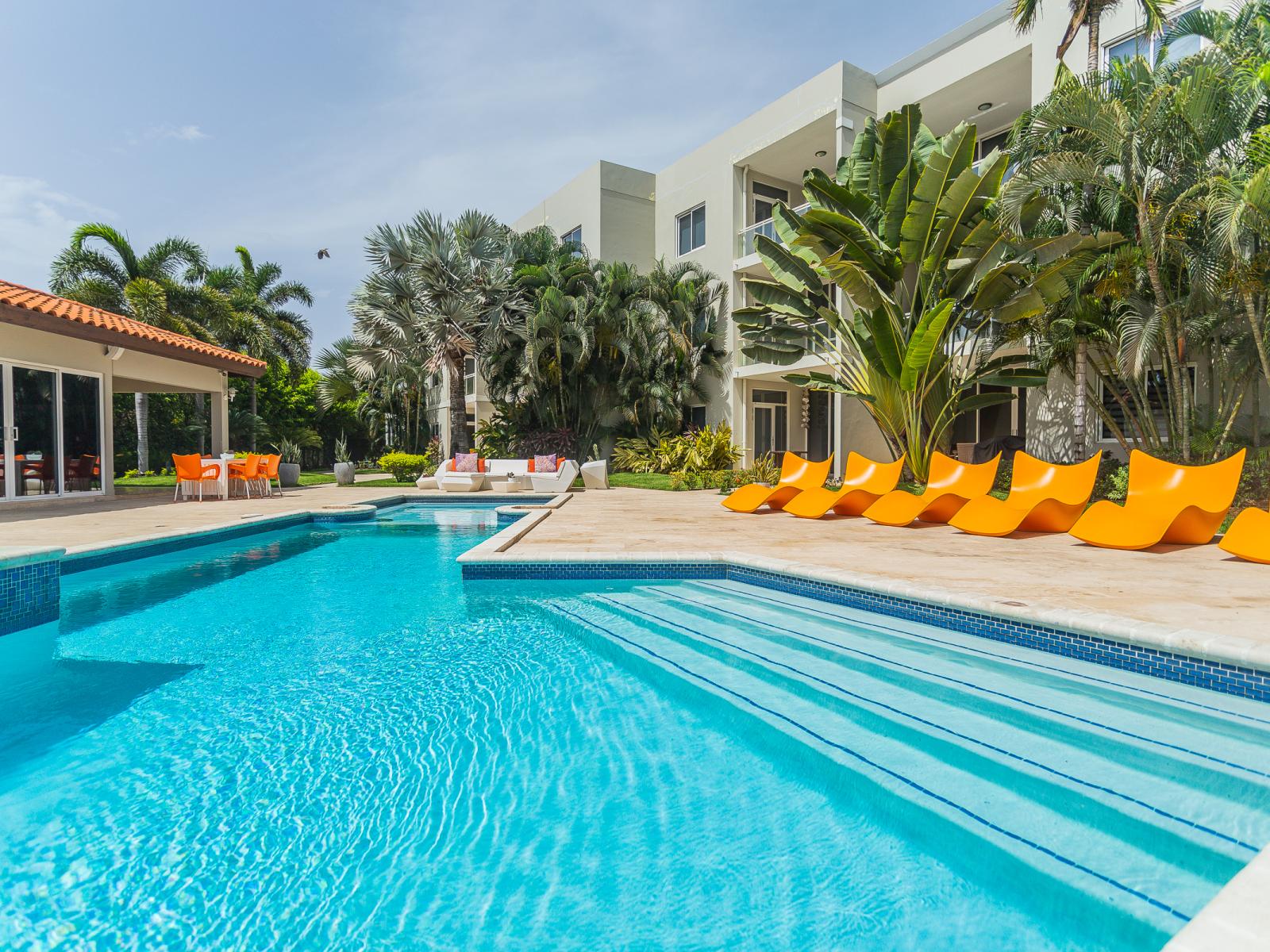 Splendid Pool of the lovely condo in Oranjestad Aruba - Dive into refreshing poolside escape - Lounge in tranquility by the sparkling waters - Immerse yourself in the cool elegance of our pool - Experience ultimate relaxation in our poolside paradise