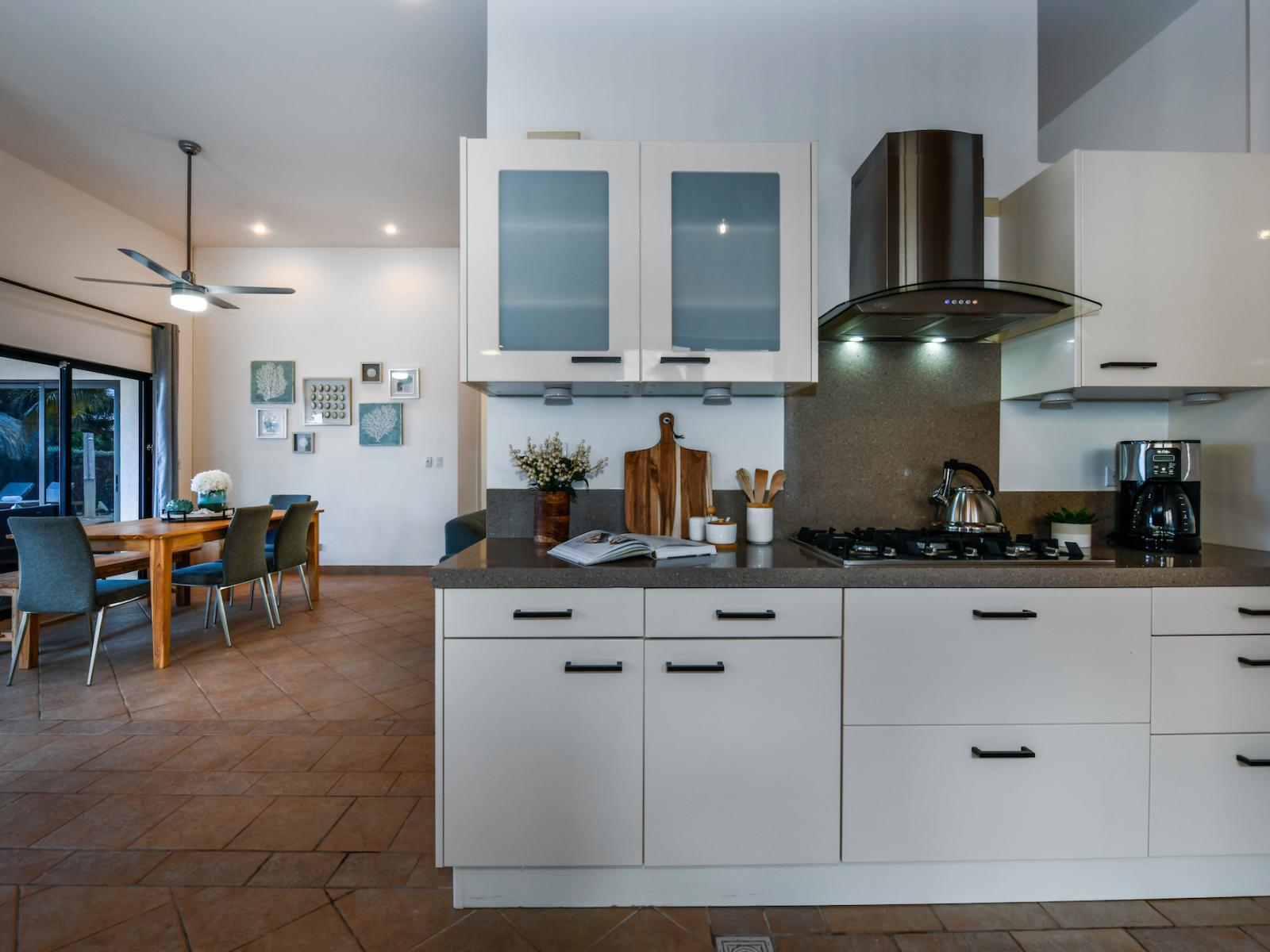 Luxurious and fully equipped kitchen of the villa in Noord, Aruba - Availability of all kitchen accessories - Elegant lighting - Large amount of storage - Sufficient space to walk and work according to your ease - Excellent bright space of villa