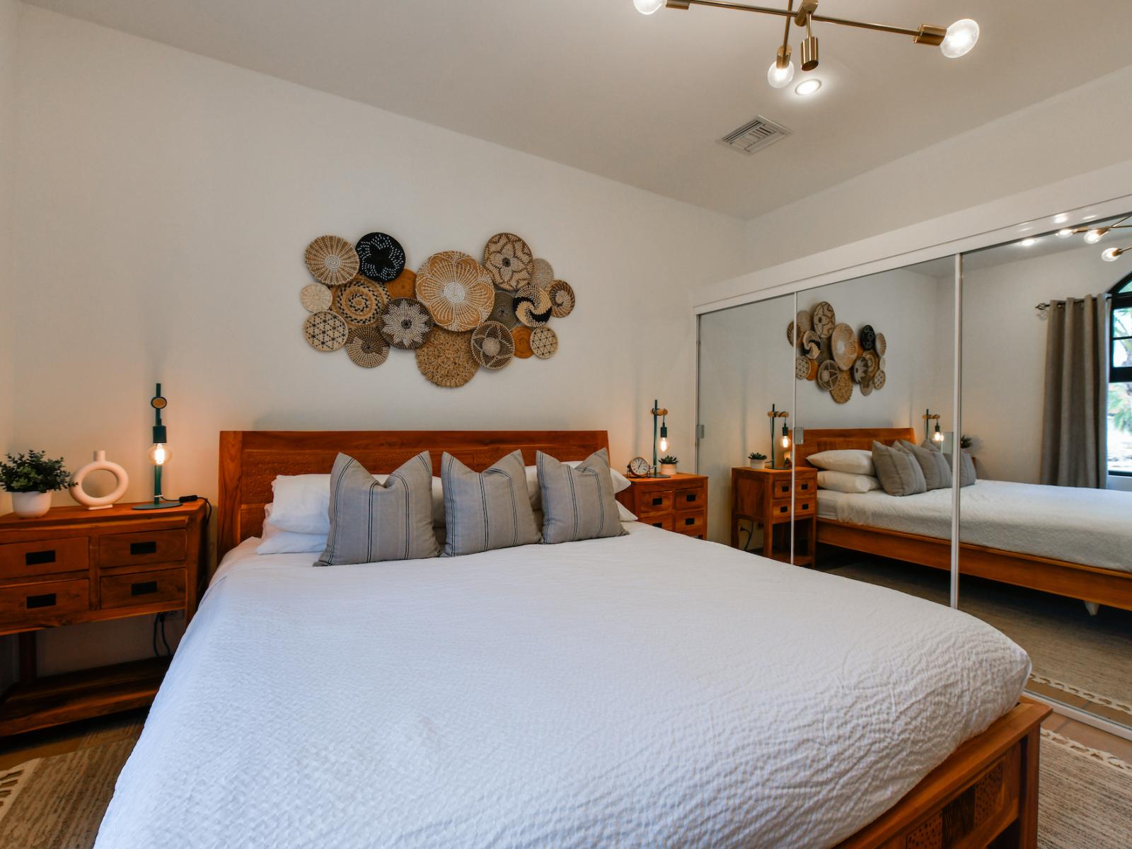 Lavish bedroom of the villa in Noord, Aruba - Comfy king size bed - Elegantly designed room beautifully decored with decoration pieces - Majestic table lamps and elite chandelier - Neat and clean linen with soft pillows - Large mirror wardrobe