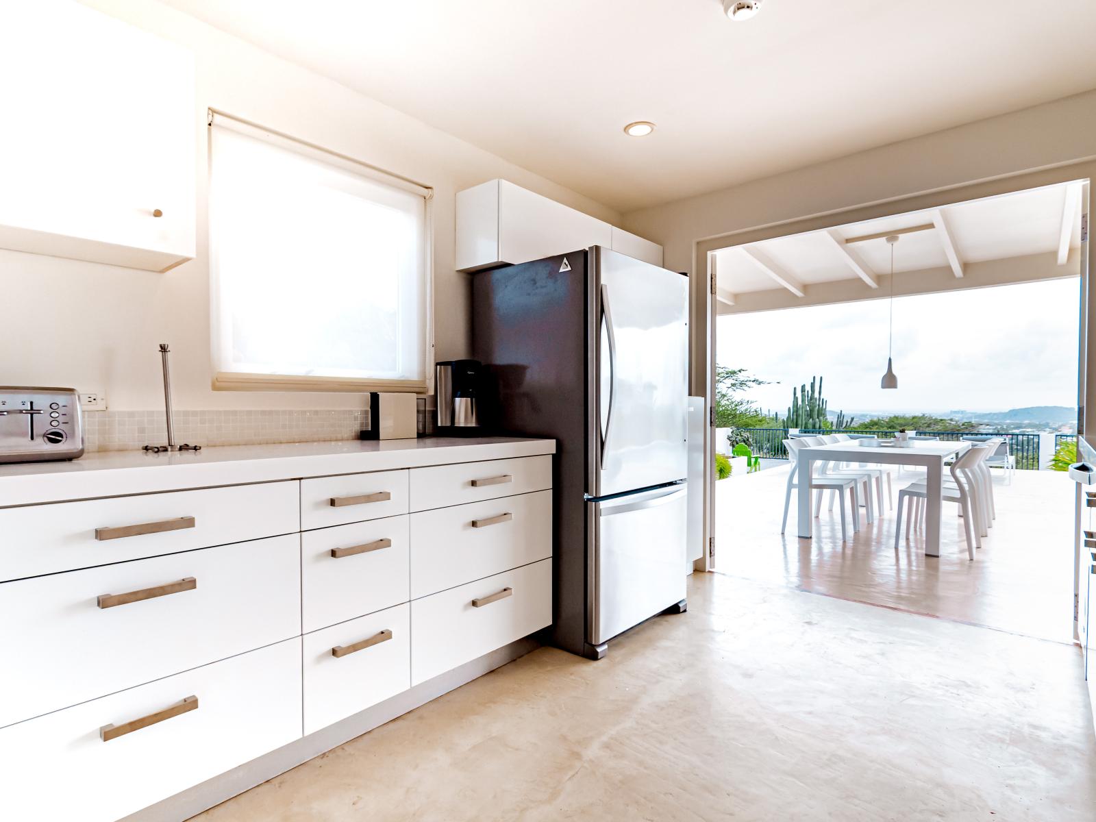 Well-Designed Kitchen of the Home in Santa Cruz - Integrated appliances for a seamless and stylish appearance - Thoughtful placement of kitchen essentials for easy access - Coordinated kitchen decor for a polished and inviting atmosphere