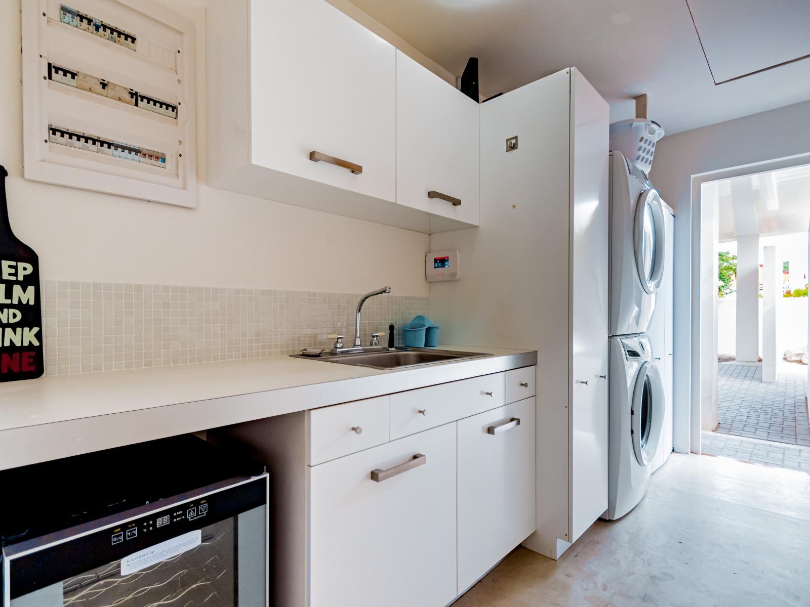 Charming Kitchen of the Home in Santa Cruz Aruba - Modern kitchen with sleek, stainless-steel appliances - Smart use of space with versatile storage solutions - Fully Equipped - Elegant decor